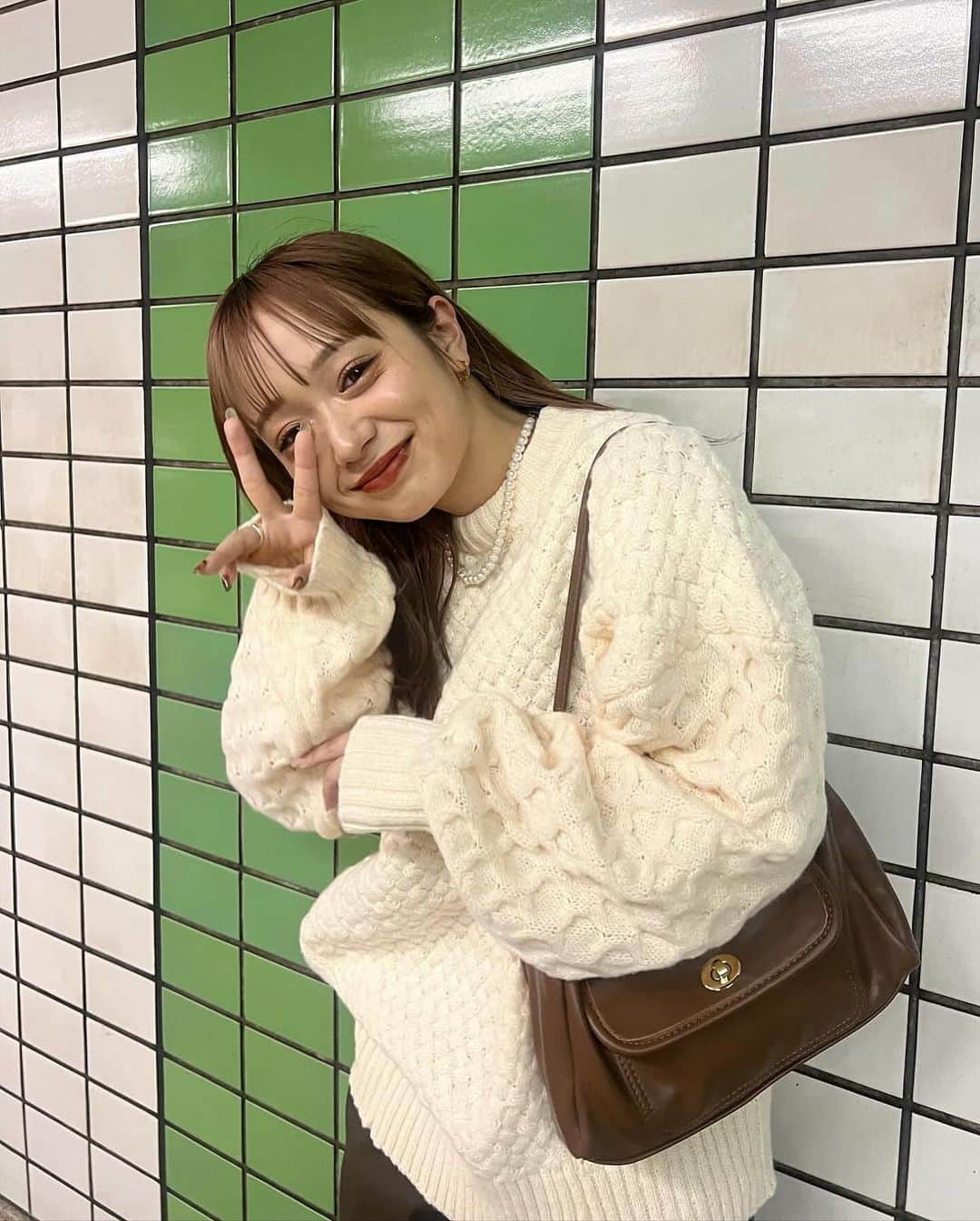 さやべびさんのインスタグラム写真 - (さやべびInstagram)「・ ・ ・ アイボリー×ブラウンの組み合わせって 本当に可愛い🧸🤍  このざっくりの編みニットは @ecrire.jp のだよ⛄️ ・  #pr #ecrire #ecrirejp #エクリール #エクリールコーデ  #秋コーデ #秋服   #ニット #ニットコーデ  #アイボリーコーデ   #淡色女子」10月28日 22時23分 - _.sayababy._