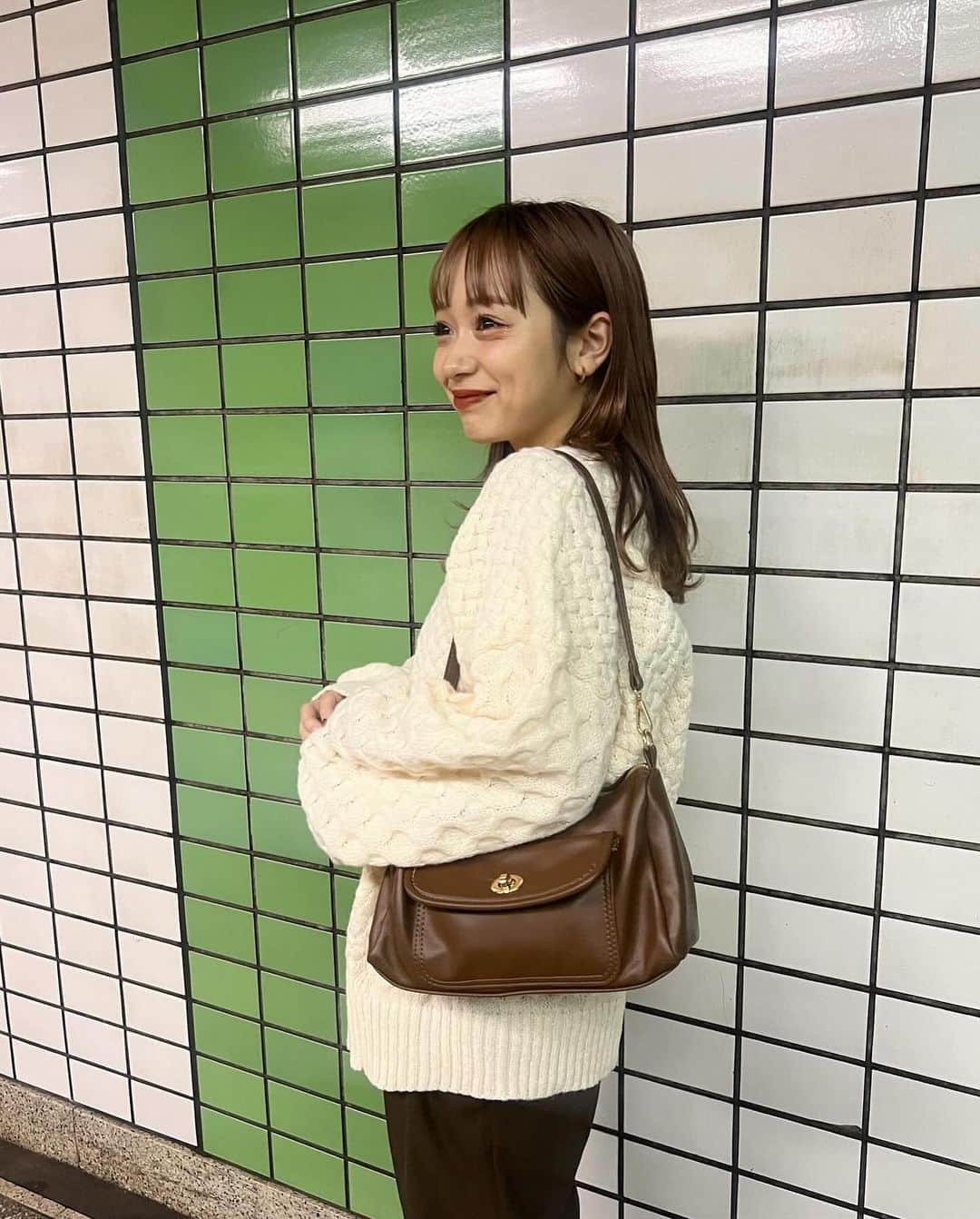さやべびさんのインスタグラム写真 - (さやべびInstagram)「・ ・ ・ アイボリー×ブラウンの組み合わせって 本当に可愛い🧸🤍  このざっくりの編みニットは @ecrire.jp のだよ⛄️ ・  #pr #ecrire #ecrirejp #エクリール #エクリールコーデ  #秋コーデ #秋服   #ニット #ニットコーデ  #アイボリーコーデ   #淡色女子」10月28日 22時23分 - _.sayababy._