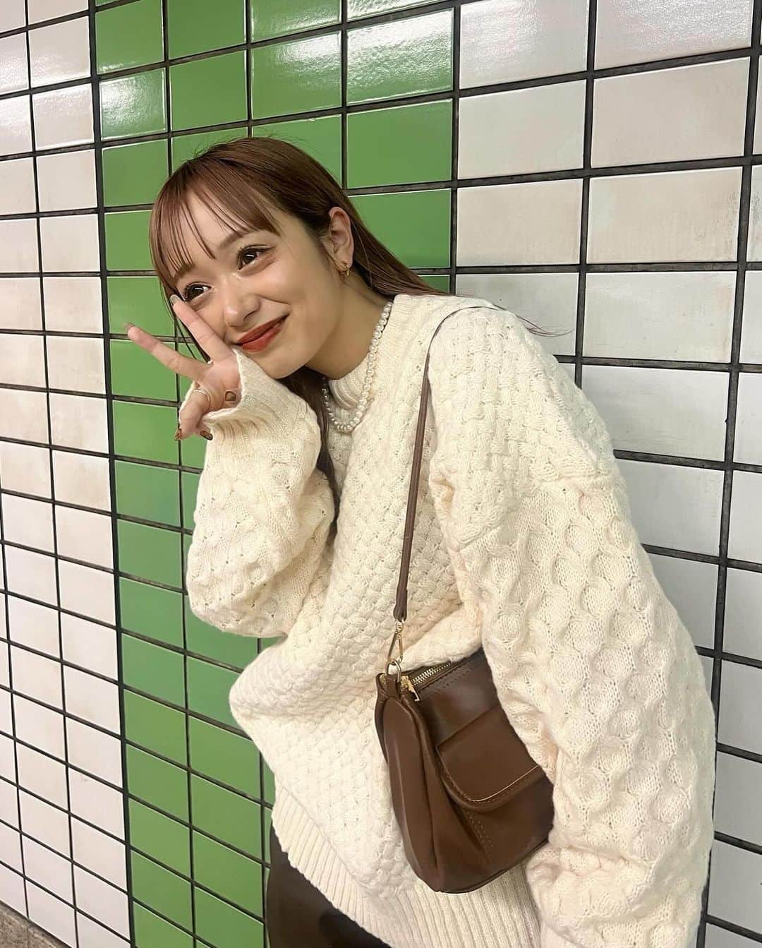 さやべびのインスタグラム：「・ ・ ・ アイボリー×ブラウンの組み合わせって 本当に可愛い🧸🤍  このざっくりの編みニットは @ecrire.jp のだよ⛄️ ・  #pr #ecrire #ecrirejp #エクリール #エクリールコーデ  #秋コーデ #秋服   #ニット #ニットコーデ  #アイボリーコーデ   #淡色女子」