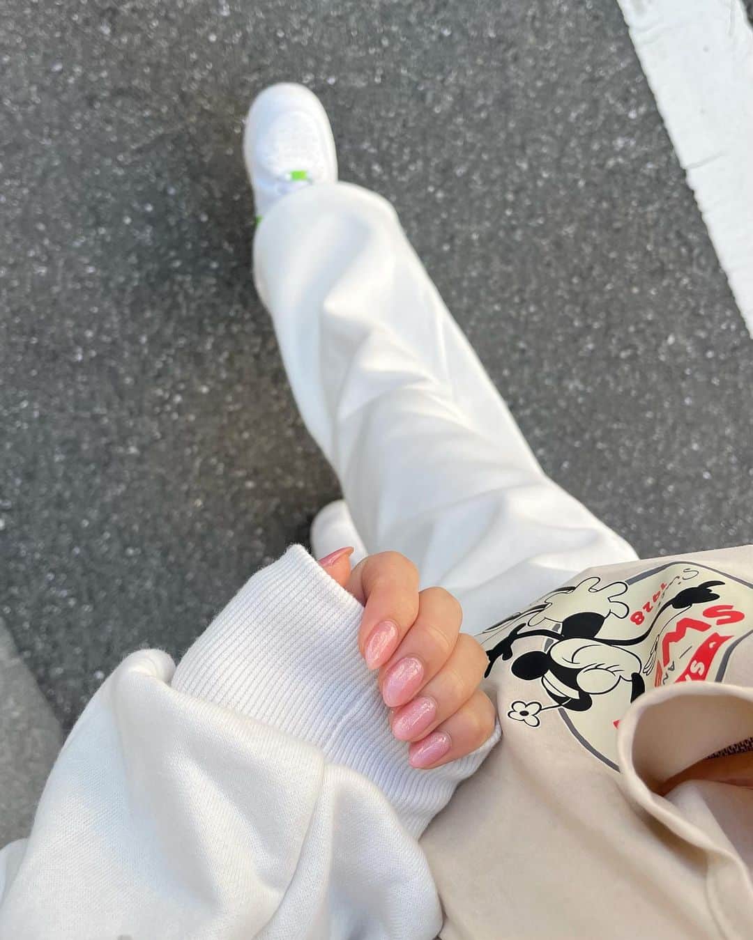 高井千帆さんのインスタグラム写真 - (高井千帆Instagram)「⁡ ピンクで安定してきたネイルちゃん🦩 朝は二駅分くらいのんびりウォーキングするのが好きなんだけど、最近家出るのがぎりぎりになっちゃって早歩きでちょっと息切らしてる」10月28日 22時23分 - chiho_takai_official