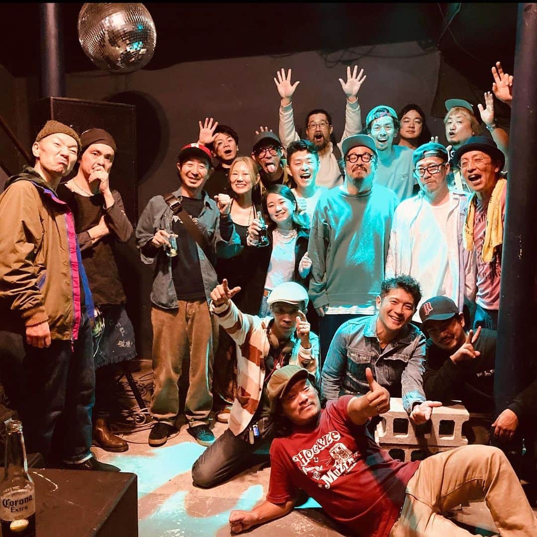 MONKYのインスタグラム：「昨夜の倉敷108。  岡山のmusic loversが集って、最好な夜でした。  ありがとうございました！  また近々。  そして今日は、たつの市で『龍野小唄』を奉納演奏。  祝詞をあげてもらって、明日のライブがますます楽しみになりました。  明日はぜひ、龍野『ゐの劇場』へ  サウナ、入る人は水着いるね。  12時から  10月29日 (日) 【YOIYOIYOI ver.0.8 "β版"】 at ゐの劇場  ●ゐの劇場 (旧カネヰ醤油工場跡） たつの市龍野町上川原82  ●Open 12:00 - 20:00 テントサウナパーティー   Live  13:00 - 15:00（2set)    ●Charge: ¥3000    ●LIVE : 『EXOTIC SKATES』  MONKY (Sax)  岩井ロングセラー(Organ)  高木記明(Bass)  梅本浩亘(Drums)  ●発酵と醸造、うすくち醤油の町・龍野ではじまる新しいお祭り= YOIYOIYOI !!! 会場は旧カネヰ醤油工場跡を再利用した『ゐの劇場』。 龍野の芸者座敷で生まれた『龍野小唄』をモチーフに、 音楽とお酒、そして人との出会いを湯上がり気分でユルみながら 城下町の新しい楽しみ方を模索する生まれたてのイベントです。 音楽とローカルとサウナと何かを掛け合わせたら、ヨイヨイヨイ！ 音楽で盛り上げにやってくるのはSAX奏者 MONKYさん率いる"EXOTIC SKATES" !!! Bass高木記明さんとDrums梅本浩亘さんの超強力リズムセクションに、ファンク果汁120%のOrgan岩井ロングセラーさんとMONKYさんの男前サックスが乗っかって、ジャズでファンクでレゲエで縦横無尽な至福のグルーヴ渦を作り上げる！  ●JUNG RINGからテントサウナをレンタルします。 薪ストーブのえも言われぬ心地よさもさることながら、ポイントは水風呂！ 醤油工場の煙突と龍野の山を眺めながら、火照った体を揖保川の伏流水に浸していただきます！全身で感じるテロワール！ ととのった〜！！ 途中参加・途中退出OK。しかも無料！ 当日はお互いさま精神でお楽しみください。 アフターパーティーと言いながら、開演前から入れます！ サウナと音楽とお酒、ととのわない訳がない！  ●予約・問い合わせ 　YOIYOIYOI事務局 090-8309-1151 https://onl.tw/yXm6v7x」