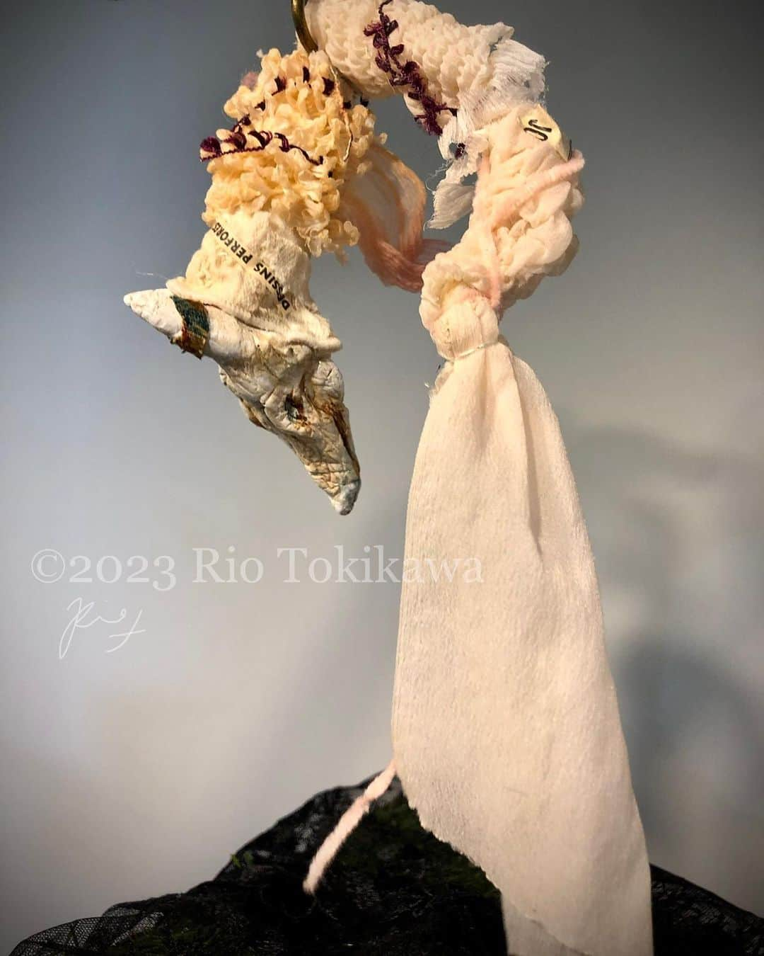 時川りおさんのインスタグラム写真 - (時川りおInstagram)「Ceramic Dragon 2023, 30cm, ceramic/old cloth  It can be hung with a strap.  element:Earth "It emerged from the burnt ground. Its head, covered with hard, beautiful scales, remained after its body weathered away and was highly prized. They make their home in dry land where no plants or trees grow, and the area gradually begins to produce crops."  ††††††††††† Ceramic Dragon 2023年  30cm 陶/古布 ¥1,900(1点限り)  今回の教室展の制作に使った素材(陶、絹、自分で染めた古布等)を繋ぎ合わせて制作した一点物です。 ストラップ付でつり下げ可能  作ってて割と気に入ったので自分の分も作ればよかったかも… 来年辰年なので御守りにしても🐲  エレメント:土 「焼けた土の中から出現した。固く美しい鱗で覆われた頭部は、その体が風化した後も残り珍重される。草木も生えない枯れた土地に棲家を作ると、辺りは次第に作物が実り出す。」   #ceramic #陶  #ceramicart #人形  #竜　#newcontemporaryart #originaldoll 　 #dragon #ドラゴン 　#fantasyart　#創作人形　#fantasyanimal #artdoll #sculpture #幻獣　 #craftart #riotokikawa」10月28日 22時33分 - riotokikawa_doll