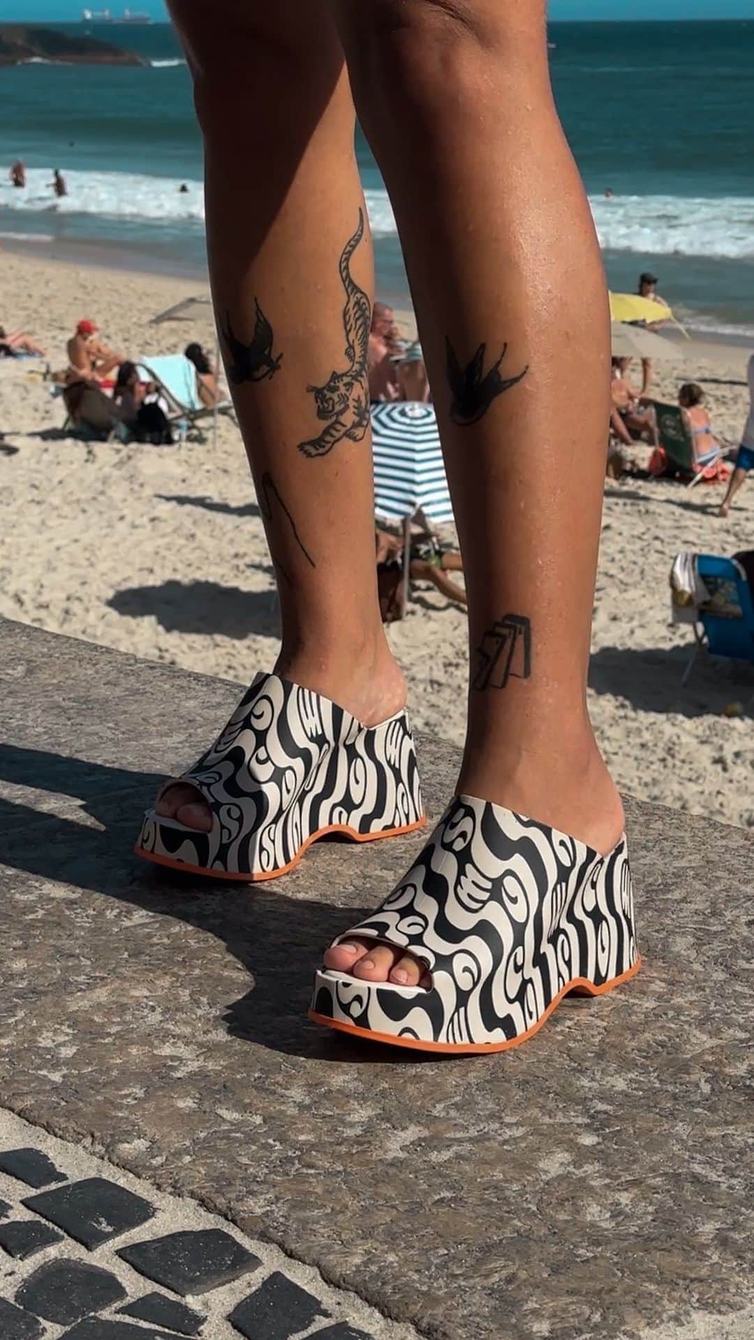 メリッサのインスタグラム：「aaa o verão carioca… agora eu posso vestir a estampa orla dos pés a cabeça graças a @melissaoficial e a @cosmo.rio! essas duas potencias se juntaram e fizeram a collab mais linda que já vi! energia solar purinha! e ainda numa cor exclusiva rosa e marrom, muito a minha cara! #ComMelissa *publicidade」