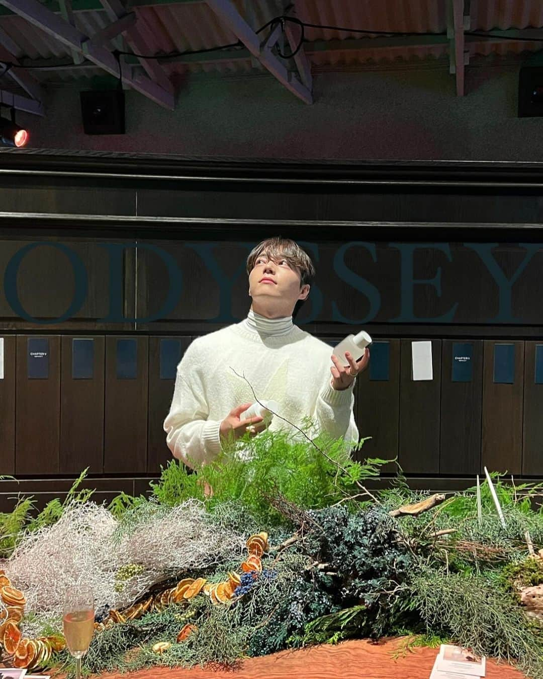 チ・ウンソンのインスタグラム：「#광고 @odyssey.korea  ‘ODYSSEY CHAPTER V’  I am 오딧세이… 가 맞아요 맞아 아모레퍼시픽의 오딧세이가 8년만에 새로운 모습으로 나타났어요.  이번 신제품은 수향과 함께 오랜시간 준비해서 나온 제품으로 ‘라이트하우스’ ‘생츄어리’ 두가지 향인데 둘다 좋지만 개인적으로 시트러스 계열의 라이트하우스가 좀더 제 스타일이었어요 ㅎㅎ  오늘 조향 클래스에서 신제품을 바르고 그 향과 어울리는 향수로 레이어링 하는법도 알려주시고 너무 좋았잖아요 🍋  드레스코드 WHITE & DEEP GREEN 맞춰입고 간 나 어떤데…  #ODYSSEYCHAPTERV #ODYSSEY #오딧세이 #챕터파이브 #오딧세이챕터파이브 #라이트하우스 #생츄어리 #남성스킨케어」