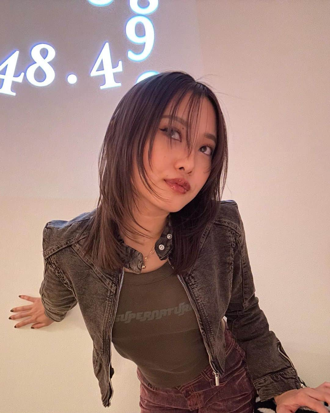 阿部紫夕那さんのインスタグラム写真 - (阿部紫夕那Instagram)「New hair⭐︎⭐︎⭐︎ . 少し暗めにしたよー！ 頭皮労わらないと死んじゃうので😇 . 今回は久しぶりに @logshogo さんに カラーカットトリートメントしてもらいました🤝🏼 こだわり抜かれたオシャレカットお気に入りです☺️🤍 ありがとうございました😚✌🏼 #PR」10月28日 22時34分 - shunatan317