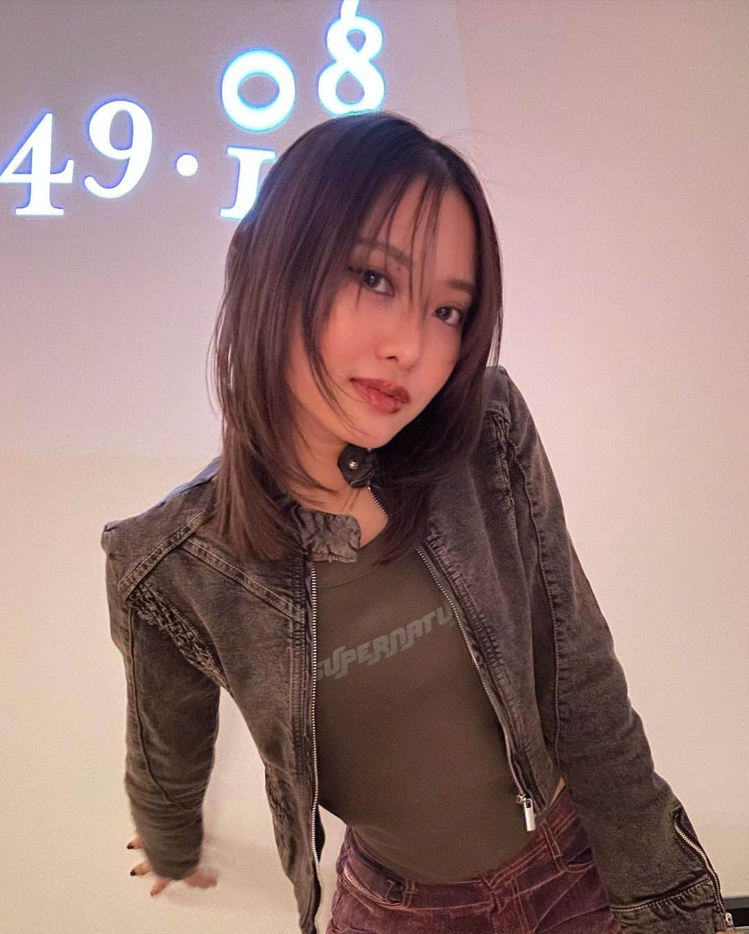 阿部紫夕那さんのインスタグラム写真 - (阿部紫夕那Instagram)「New hair⭐︎⭐︎⭐︎ . 少し暗めにしたよー！ 頭皮労わらないと死んじゃうので😇 . 今回は久しぶりに @logshogo さんに カラーカットトリートメントしてもらいました🤝🏼 こだわり抜かれたオシャレカットお気に入りです☺️🤍 ありがとうございました😚✌🏼 #PR」10月28日 22時34分 - shunatan317