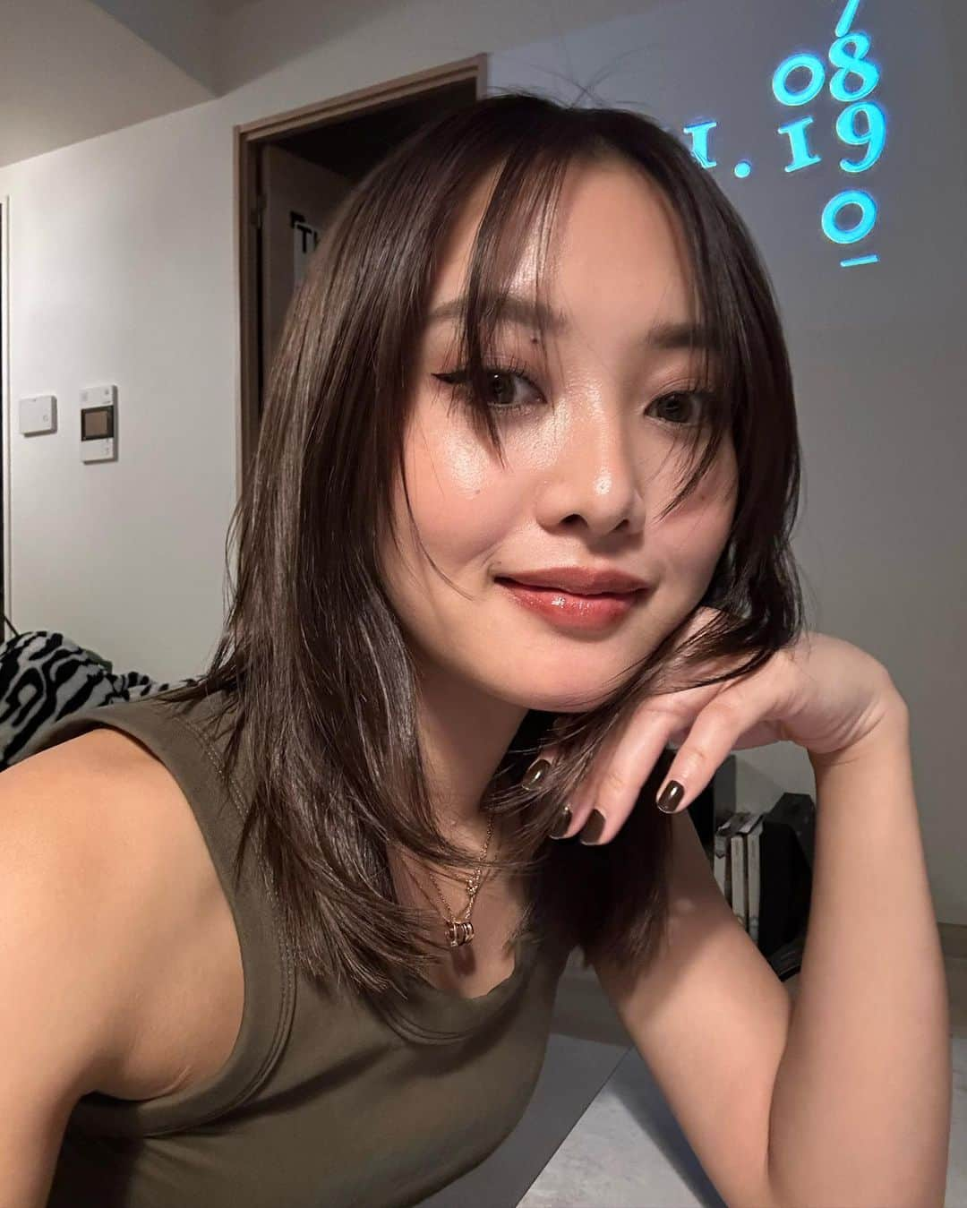 阿部紫夕那さんのインスタグラム写真 - (阿部紫夕那Instagram)「New hair⭐︎⭐︎⭐︎ . 少し暗めにしたよー！ 頭皮労わらないと死んじゃうので😇 . 今回は久しぶりに @logshogo さんに カラーカットトリートメントしてもらいました🤝🏼 こだわり抜かれたオシャレカットお気に入りです☺️🤍 ありがとうございました😚✌🏼 #PR」10月28日 22時34分 - shunatan317