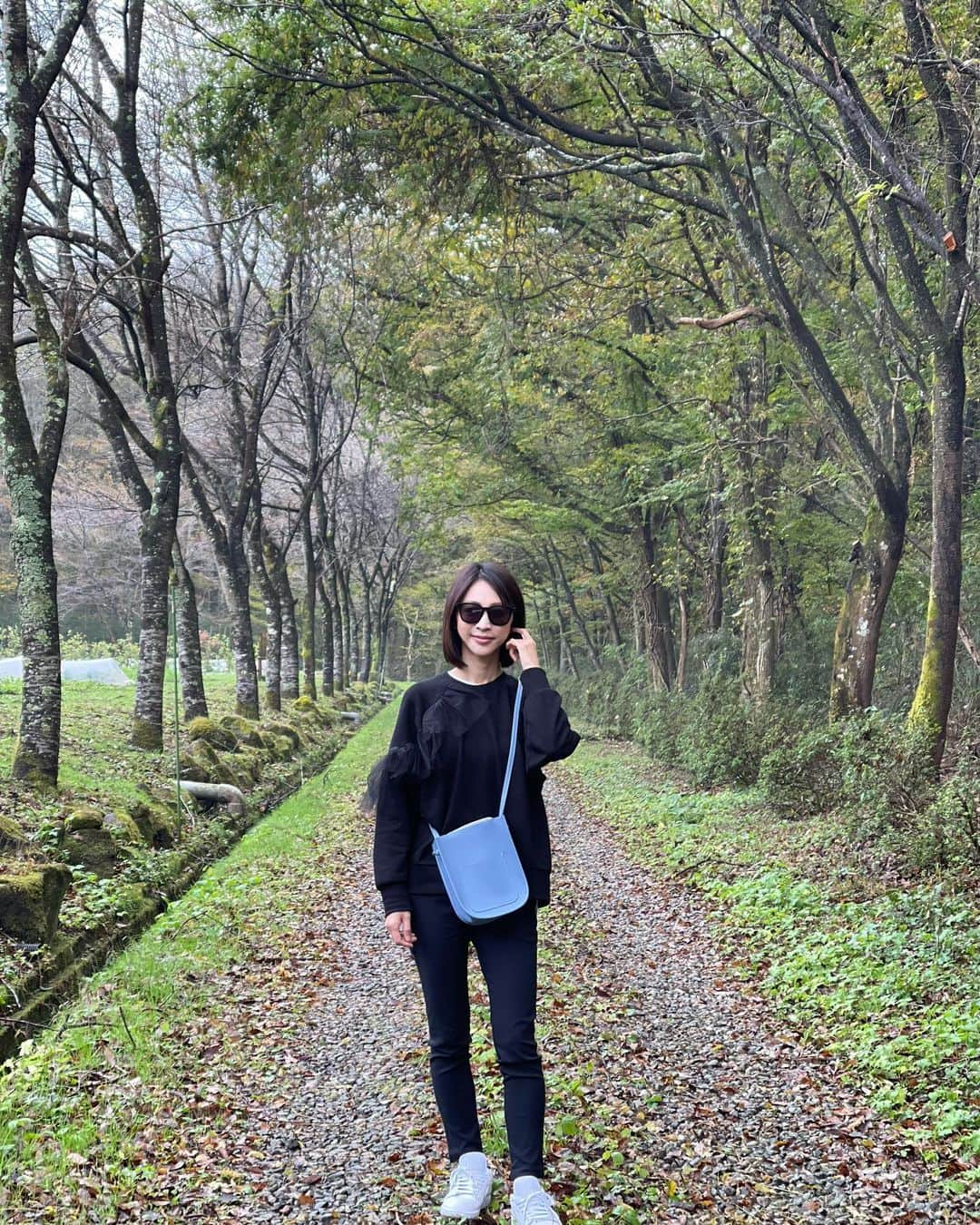 木本泉さんのインスタグラム写真 - (木本泉Instagram)「- お散歩🌳🍂🍁  雨予報で午前中は結構降っていたけど止んだ！  中にロンT合わせで🍁  #那須#那須高原#秋」10月28日 22時29分 - izumikimoto