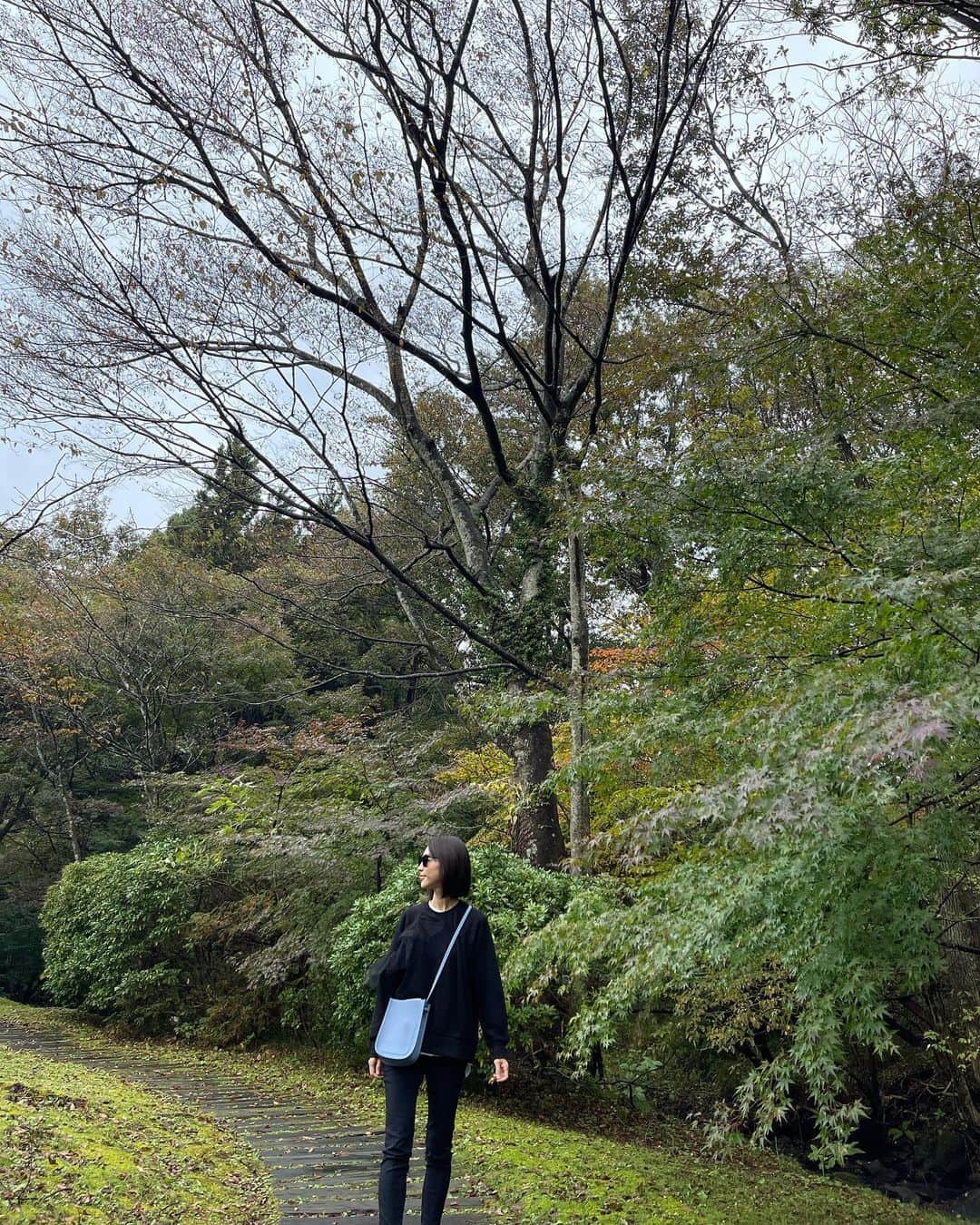 木本泉さんのインスタグラム写真 - (木本泉Instagram)「- お散歩🌳🍂🍁  雨予報で午前中は結構降っていたけど止んだ！  中にロンT合わせで🍁  #那須#那須高原#秋」10月28日 22時29分 - izumikimoto