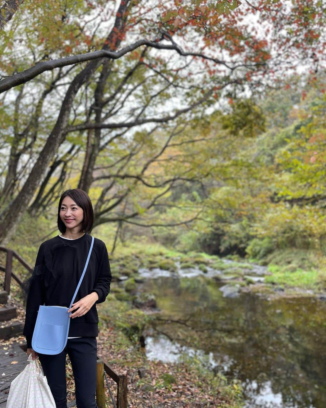 木本泉さんのインスタグラム写真 - (木本泉Instagram)「- お散歩🌳🍂🍁  雨予報で午前中は結構降っていたけど止んだ！  中にロンT合わせで🍁  #那須#那須高原#秋」10月28日 22時29分 - izumikimoto