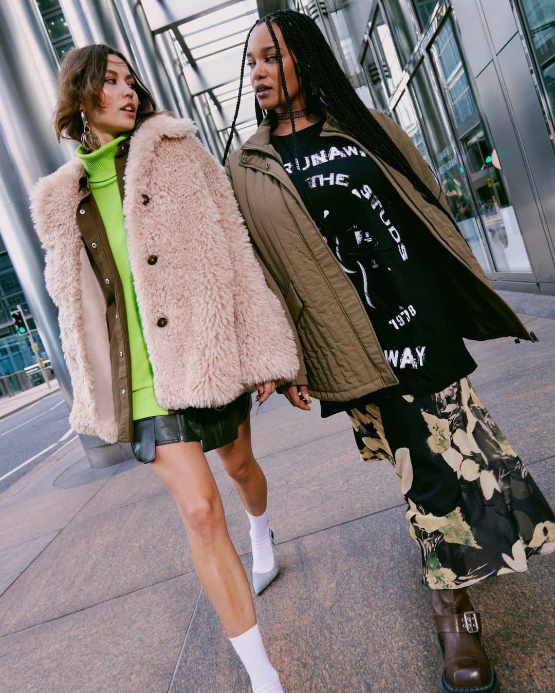 ASOSのインスタグラム：「Spotted in the city: everyday grunge 🕷️  ASOS DESIGN curly faux sheepskin jacket [131730197] Something New x Lame. Cobain high neck knitted jumper [132267688] ASOS DESIGN denim slingback [coming SOON 👀]  ASOS DESIGN oversized longline t-shirt [132731426] ASOS DESIGN soft ruffle maxi skirt [132727270]」