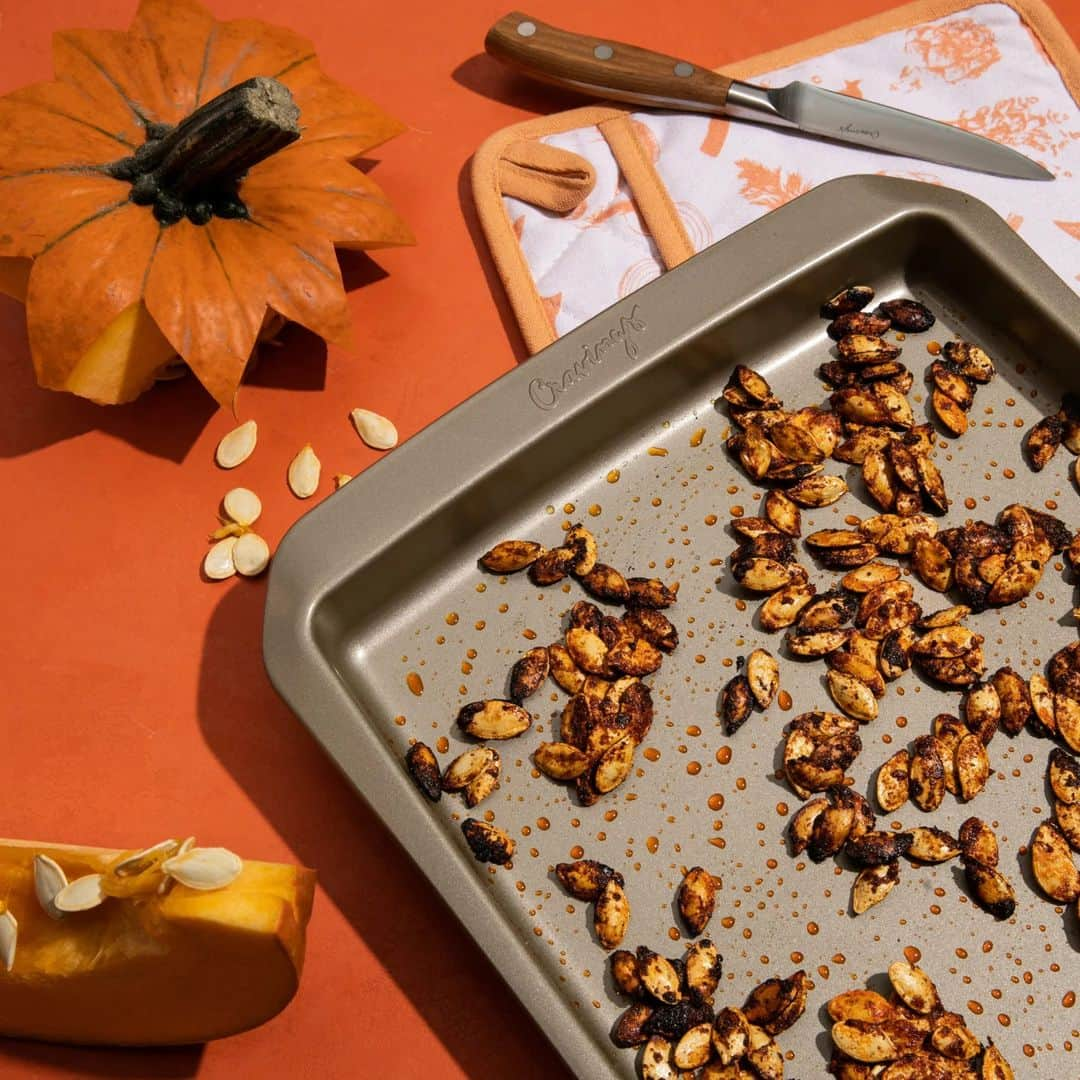 クリッシー・テイゲンのインスタグラム：「Making a jack-o-lantern (or 3)? The Halloween stars have aligned – perfect timing for trying our Sweet & Spicy Roasted Pumpkin Seeds. Just salvage the seeds from all that mush inside the pumpkin and quick, whip these up. (Your reward for carving that superb 3-tooth pumpkin smile and sort-of symmetrical eyes.)」