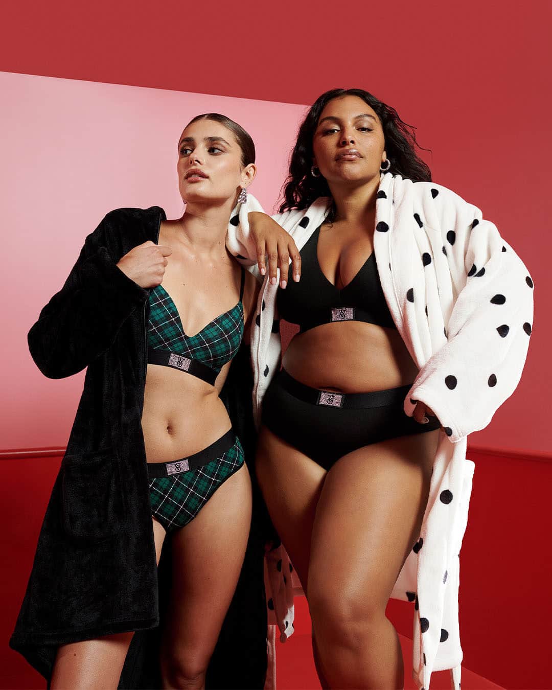 ヴィクトリアズ・シークレットのインスタグラム：「This casual Friday, wrap yourself up in an oh-so-cozy matching Set and plush Robe, no pants required.」