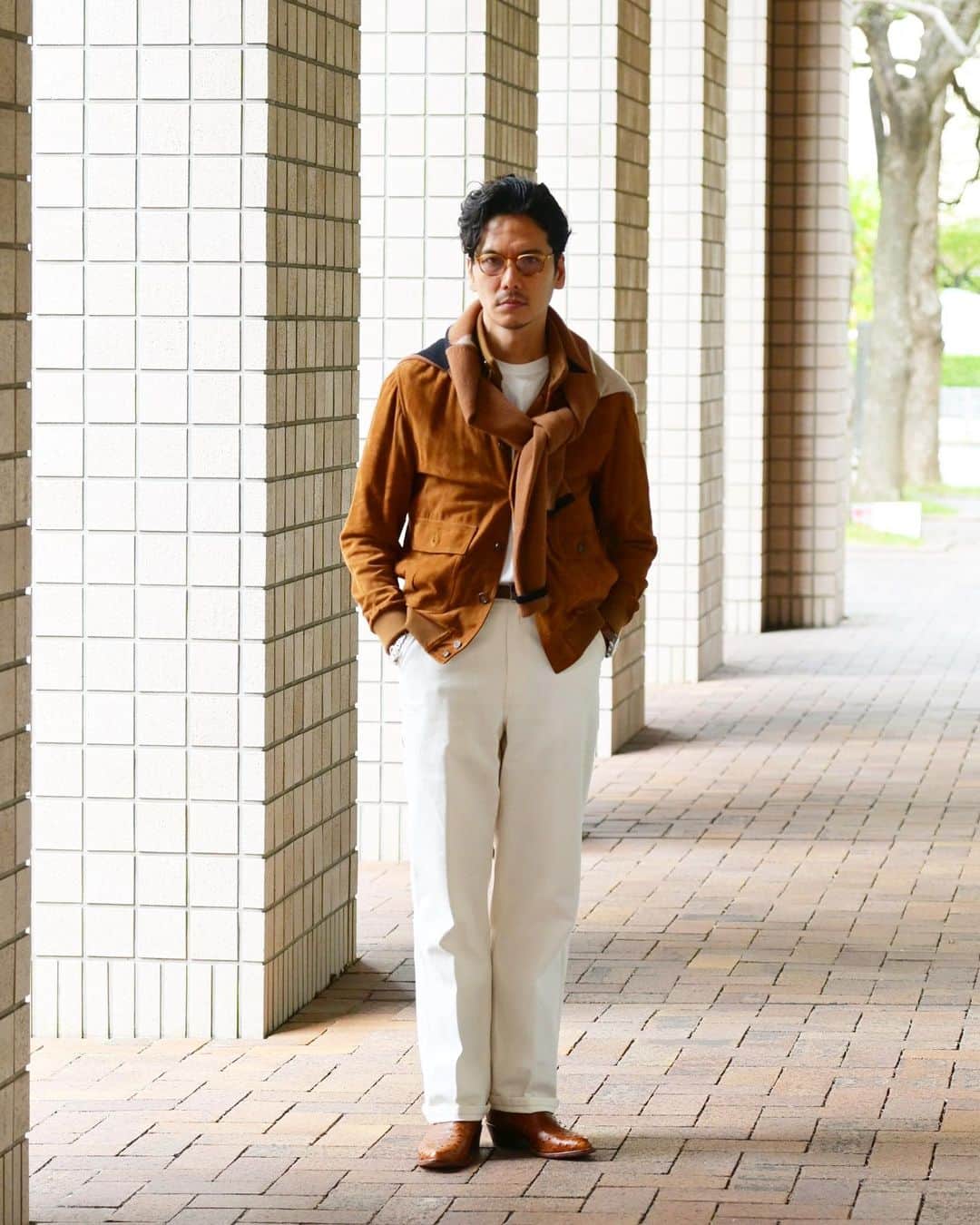 Shuhei Nishiguchiのインスタグラム：「Rugged and Luxury◀︎◀︎◀︎swipe left ラギッドと男らしさとラグジュアリーの狭間。 大人の男のスタイルはいつも男らしく大人しく。 ・ ・ ・ #Breitling #navitimer #squadonamission #pr #follow #bestoftheday #classicmenswear #vintagefashion #spezzatura #ootdmen」