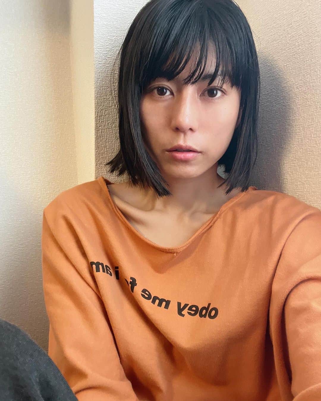 のインスタグラム：「近頃#快晴 が続いてて心地よいですね♪ さっき見た天気予報で、来週末あたりにまた最高気温が上がるって言ってました・・・・・ 私にとっては嬉しいニュースだけど、11月にそれって大丈夫なのか？！って少し心配になっちゃうよ。 #今年は暖冬 になりそうですね。 　 昨日の髪の毛伸びてきた感問題話、昨日は髪結んでたから改めて。 ねっ？！？！（笑） 急に伸びた感ない？🤣」