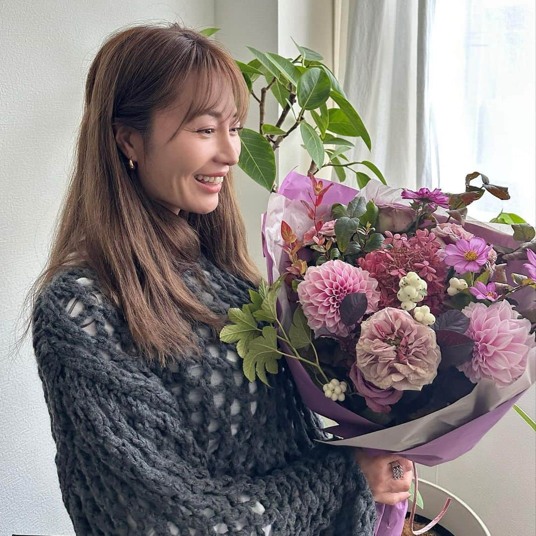 新山千春さんのインスタグラム写真 - (新山千春Instagram)「. リビングが一気に 華やかになる💐🩷 大事に飾りました✨  .  ずっとお気に入りで リピ買いしてる @davinesjapan   ハイトーンでも間違いなく ツヤツヤに仕上げてくれるオイルだったり、 セットする時の オーセンティックバターも 何個目だろ？　✨ 潤いも持続するからずっと使ってます！  11/3  クリスマスコフレが 発売するので、自分へのギフトだったり プレゼントにもオススメです♡  特にオイミルクと LOVEのスムージングミルクは 香りもお気に入りで 　しっとりまとまって 艶髪になれるよ！  髪質がアップした手触りを しっかり感じられるから ほんとオススメ🩷  #davines #新山千春 #ヘアーオイル #オススメ #潤い持続 #gift」10月28日 22時41分 - chiharuuu_0114