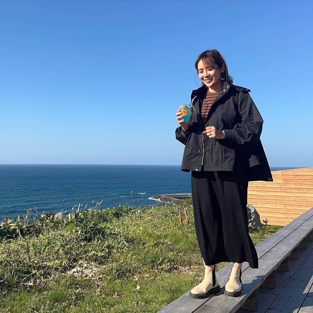 福吉 彩子のインスタグラム：「働くかあさんの旅するコーデ 季節の変わり目の旅って、服装選びが難しい、、、 昨年買ったマウンテンパーカーは、インナーの取り外しができるので、秋口から冬までかなり役にたってます！  outer #emmataylor  shoes #oceanica  ☆☆☆☆ ワイナリーボランティアは早朝から始まるため前泊で。 せっかくなら足を伸ばしにくい積丹エリアに行こうと、余市に数台しかない(!)レンタカーで積丹半島をドライブしてきました〜　 夏は生ウニが楽しめるエリアですが残念ながら10月半ばはシーズンオフ。代わりにいただいた海鮮丼も十分美味しい&お得です。 快晴に恵まれ積丹ブルーを楽しんだ後は、この旅のもう一つのメインである「余市ワインを楽しむ」ホテル @yoichi.loop に。余市を中心に北海道の食材でいただくフレンチベースのお食事に、all余市ワインでのペアリング9種をいただくのですが、どれも美味しくて感激する味わいで、、🍷今もまだ写真見ながらその余韻を味わってます・・・ お部屋もキッチンや檜風呂、これからはこたつも追加される小上がりなどゆったり過ごせるタイプだったので、ワイン持ち込みして部屋で楽しむのもよさそうです。  #ワーママ #ワーママコーデ #働くかあさん  #プチプラコーデ  #アラフォーファッション #旅コーデ #北海道ワイン」