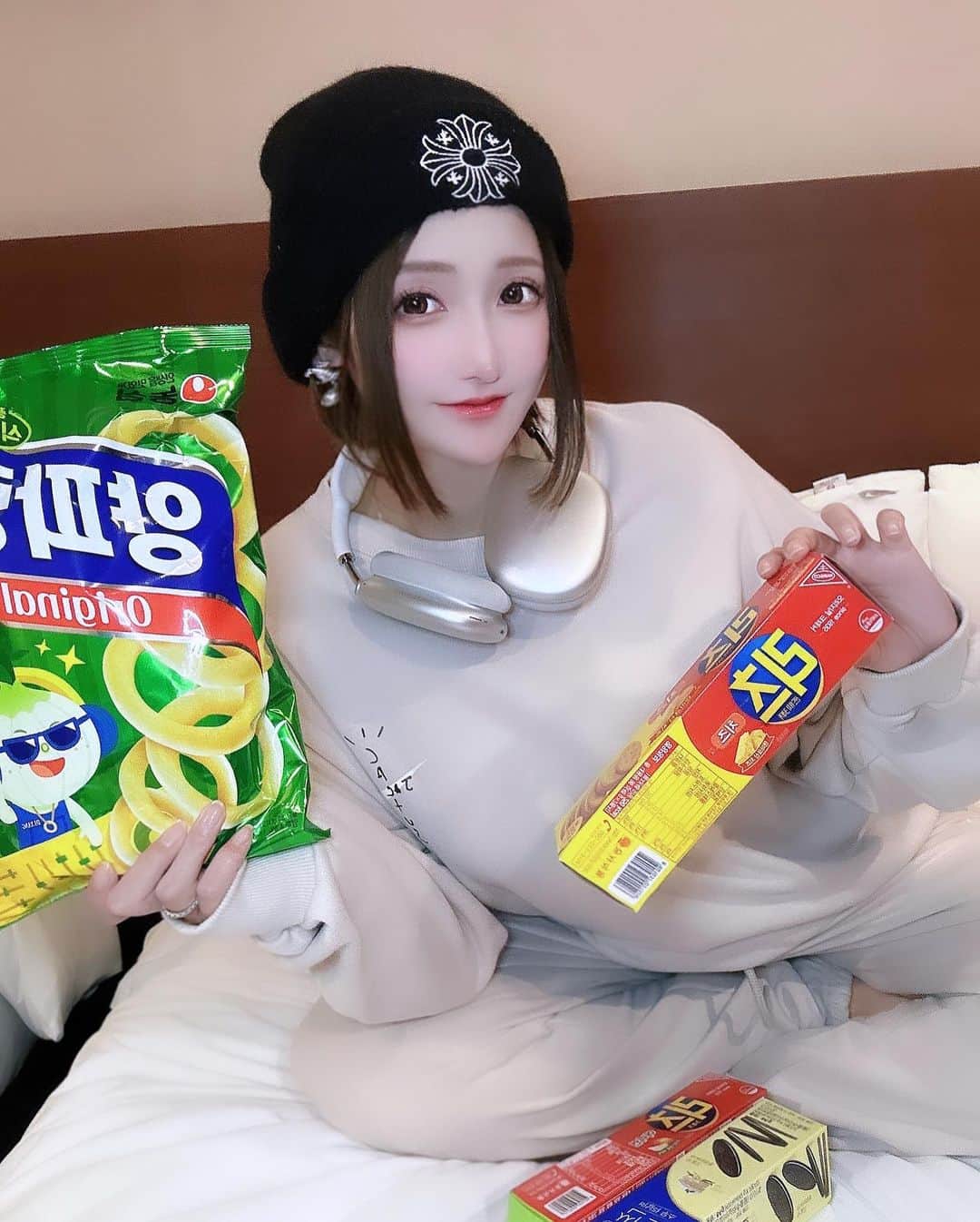 明日花リナのインスタグラム：「ホテルのお部屋でみさことメンズファッションショーして遊んだ😎🖤 韓国のお菓子とか飲み物ってパッケージが可愛いからついつい買っちゃうー🍭🦄🦋🌈 最近会う人みんなに5キロくらい痩せた？って言われる😐」