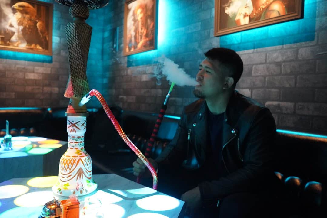 HIROYAのインスタグラム：「【EL Condor(エルコンドル)】 @elcondor_shisha   町田に新たにOpenしたシーシャ屋さん🇦🇪 (実はシーシャは一つの趣味です) 町田にもどんどんシーシャ屋さんが増えてます👍  24Hでフレバーチェンジし放題、おしゃれな空間で美味しいシーシャを。 食事の後、お酒飲んだ後、ゆっくり作業したい時、オススメです👌  ジーニーさん @g2tsutsumi  オープンおめでとうございます☺️✨ 木製シーシャ仕上がるの楽しみにしています^_^  #シーシャ  #町田シーシャ #シーシャカフェ」