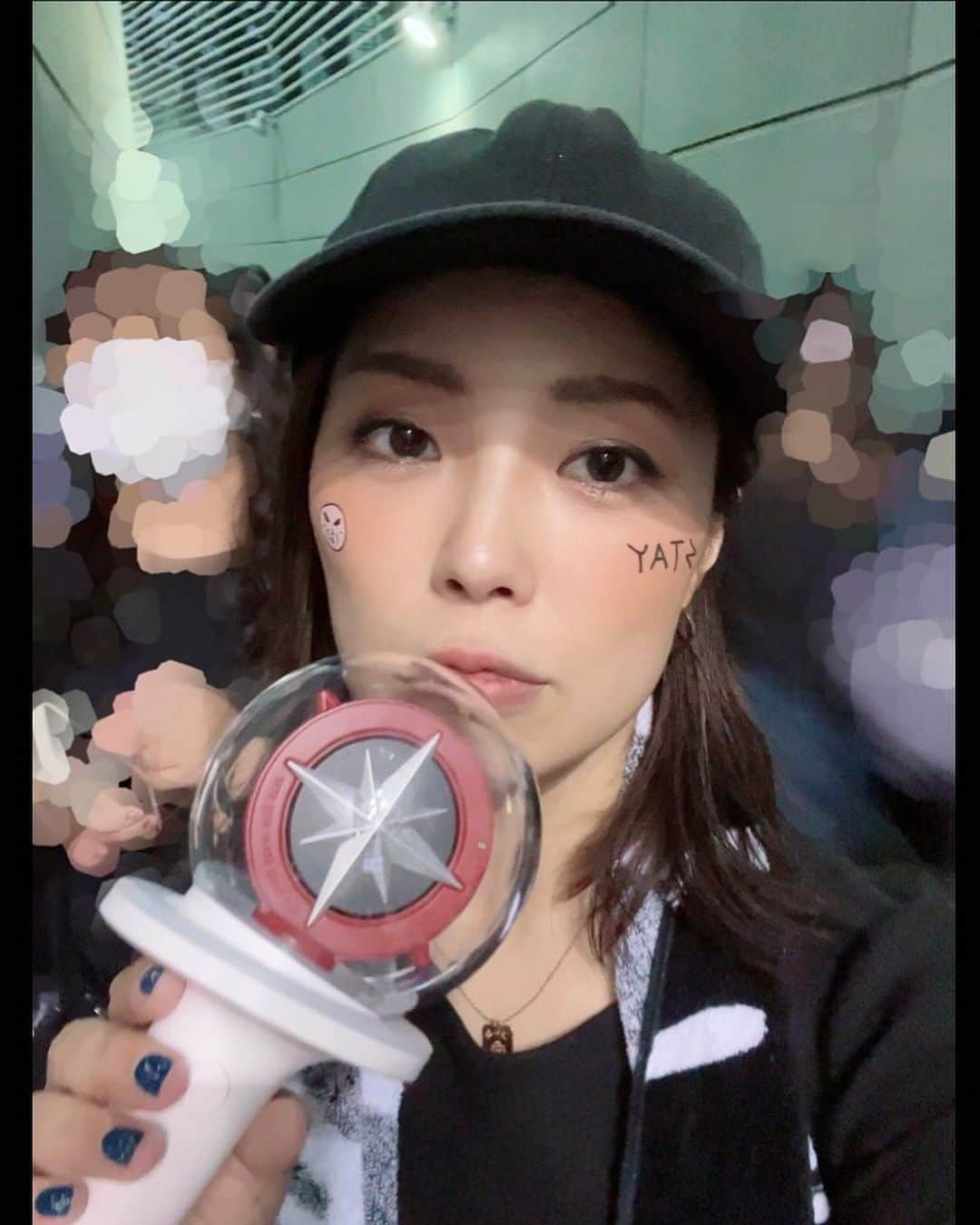 新原ミナミのインスタグラム：「Stray Kids 5-STAR Dome Tour 2023 工藤さんにお誘い頂いて参戦して来ました★★★★★  むっっっちゃくちゃ楽しかったしかっこよかった〜 そして横に名解説者がいてくれたおかげで3倍楽しめました。ちゃんと沼った！  アーティストさんのライブ久しぶり。やっぱ生はいいねー！ そしてドームツアーいいねーっ！  楽しすぎて写真がほぼブレてるw そしてリノ氏の独創的なタトゥーシールも頂きまして、はしゃぎまくった！！  最初から最後までしっかり楽しんで、最高の1日でしたっ！  #straykids #スキズ  #5-STAR #japan #japanese #tokyo #fukuoka#art#日本 #東京 #福岡  #act#actres#stageact#stageactor #舞台 #演劇 #女優 #俳優#ドラマ  #レベリズムスタンド」