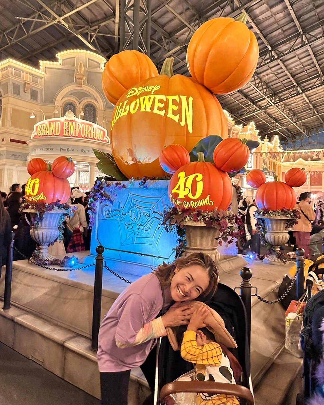 清澤恵美子のインスタグラム：「1歳のバースデーハロウィンディズニーはサリー 今はウッディ☺️成長中の僕です。  弟がウッディ好きだから顔も似てるし中身も似ているみたい😄 そしてお友達と一緒のディズニーはやっぱり楽しいしママも楽しい☺️ ママになってこんなにもいろんなお友達ができるなんて思わなかったからすごく幸せです☺️ ママ友って言い方や括りを嫌がる人多いけど、そんなのはどうでも良くて、 出会ったお友達、括りは関係なく、いろんなことを相談したり教えてくれたり共感してくれる、みーんなみーんな。全てのお友達に感謝です。ありがとう😊love   #息子は写真を嫌がるお年 #私はディズニーランドと同級生」