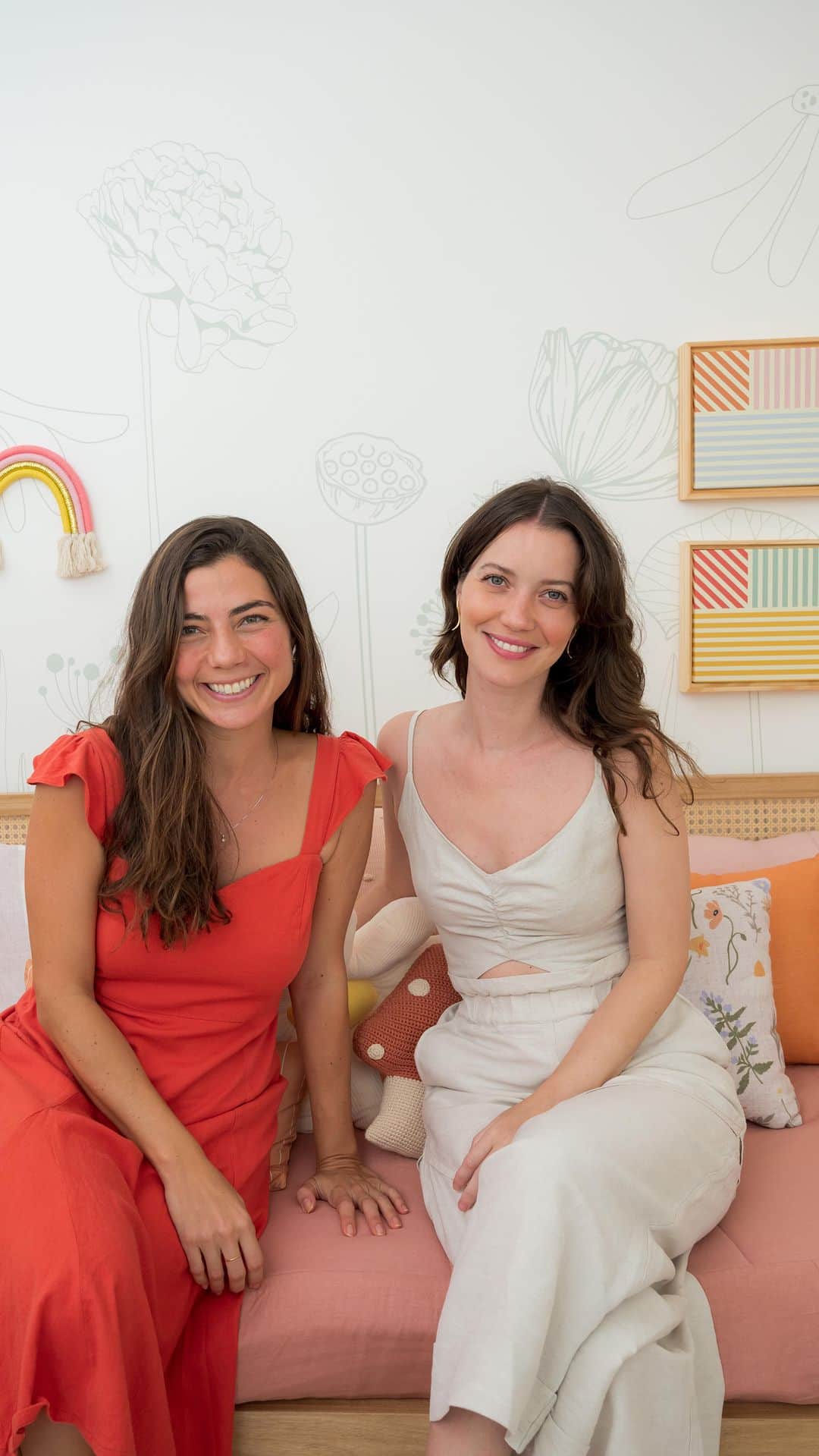 ナタリア・ディルのインスタグラム：「Tour no Quarto da Eva com a @nathaliadill | Projeto da @hana.lerner.arquitetura , um ambiente leve e alegre como a Nathalia sonhava para a filha, e com tudo ao alcance das mãozinhas para ela aproveitar o quarto com independência. Amei realizar este projeto especial 💛 Do que você mais gostou neste quarto dos sonhos?  Papel de parede, tapetes e objetos de decoração Nara Maitre Kids Mobiliário Lilian Pimenta Atelier」
