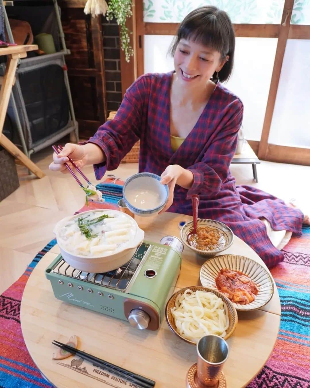 芳美リンのインスタグラム：「名古屋タッカンマリ〜♪  家でタッカンマリが食べられるとは♡  ちょっぴり、 韓国旅行気分味わえました(*^^*)  じっくりと煮込まれた柔らかい鶏肉が美味しい♪♪♪ 色々と薬味がついてくるので、 少しづつ味変する楽しみも(*´ڡ`●) トッポギもシメのうどんも美味しい〜。  夜には余ったスープで卵雑炊にしました。  PR @nagoyadakhanmari #名古屋タッカンマリ #お取り寄せグルメ #ご褒美グルメ #名古屋市グルメ #名古屋お取り寄せ #お取り寄せ鍋 #鍋料理 #ザポットベリー#おうちキャンプ」