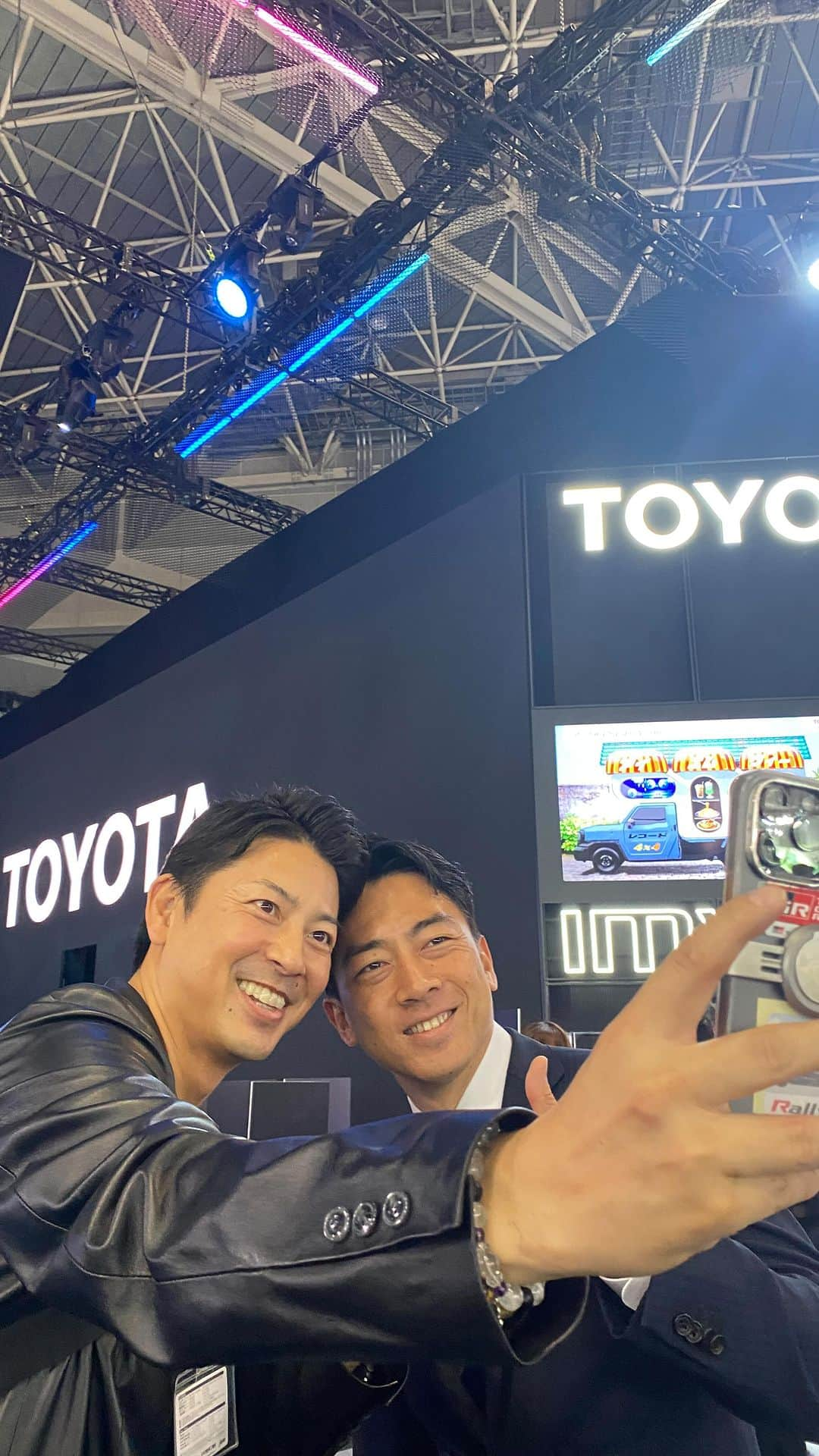 小泉進次郎のインスタグラム：「Japan Mobility Show(ジャパンモビリティショー)2023に行って来ました。  先ずクルマの展示がある東館に到着。 トヨタのエリアではトヨタイムズの富川さんと久々の再会。富川さんがアナウンサーをされていた時以来で、偶然にもお会い出来て良かったです。  各社のEVを中心に会場を見て回りましたが、コンセプトカー(展示用のクルマ)が一日も早く量産化され市場に投入できるかが日本にとってポイントだと感じました。電動化の遅れを挽回し、EVでも日本が勝つための政策実現に取り組みたいと改めて思いました。  クルマのエリアを一通り回った後は「東京フューチャーツアー」のある西館に移動。 未来の東京のモビリティをイメージした動画は、これからどんな景色が広がるか、想像力を刺激してくれる内容でした。  ここには185社の企業が参加し、大手自動車メーカーだけでなく、さまざまな会社の展示がありましたが、特に課題解決にテーマを絞ったスタートアップのブースがとても興味深かったです（3Dプリンターで24時間で完成する住宅を販売する企業など）。  2050年までのカーボンニュートラルの実現は勿論のこと、今、顕在化しているエネルギーコストの向上、労働力の不足、少子高齢化。モビリティショー視察の短時間の中ですが、大いに学びがありました。  この臨時国会の中で、政治で解決できる事をしっかり取り組んでいきます！  #ジャパンモビリティショー2023 #jmc2023 #japanmobilityshow2023 #クルマ #トヨタイムズ #富川悠太 #ev #東京フューチャーツアー #3dプリンター」