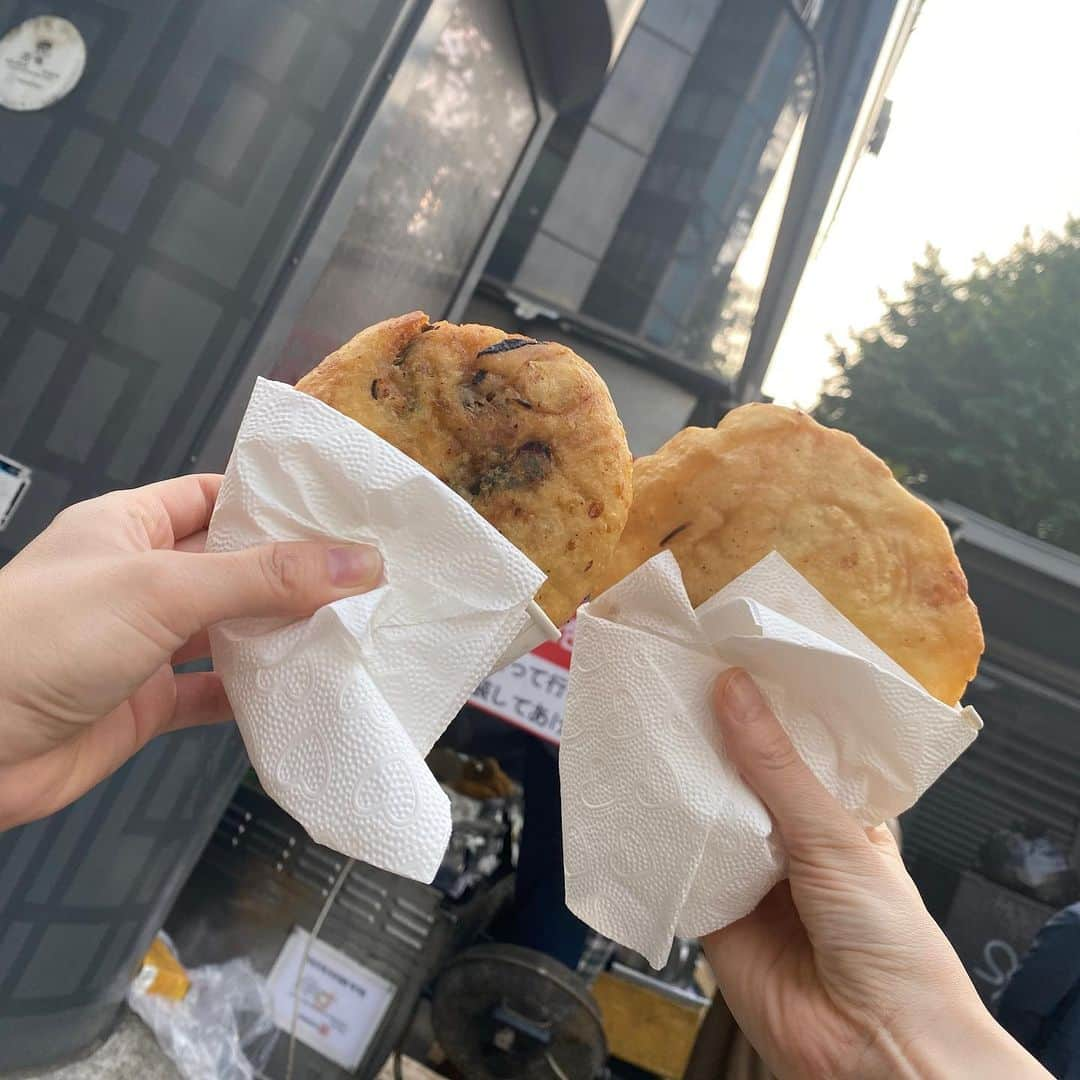 岩村菜々美さんのインスタグラム写真 - (岩村菜々美Instagram)「韓国で食べた行列のできるホットク屋台 他にもホットクを売ってる屋台はあるのにここだけ大行列‼️ 20分くらい並んで食べたのは野菜ホットクとハチミツホットク 野菜ホットクにはチャプチェが入っていて味も美味しかったー！ はちみつホットクは中にはちみつとシナモン、ひまわりの種が入ってて甘々で美味しかったー😋💕 韓国行ったらまた食べたいなー🤤 #韓国グルメ #韓国 #南大門 #남대문야채호떡  #南大門野菜ホットク #ホットク #激熱 #火傷注意」10月28日 22時40分 - nanami1120