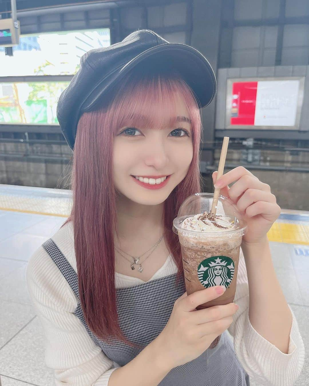 早川渚紗のインスタグラム：「. スタバ何頼む？？？🍫🥤」