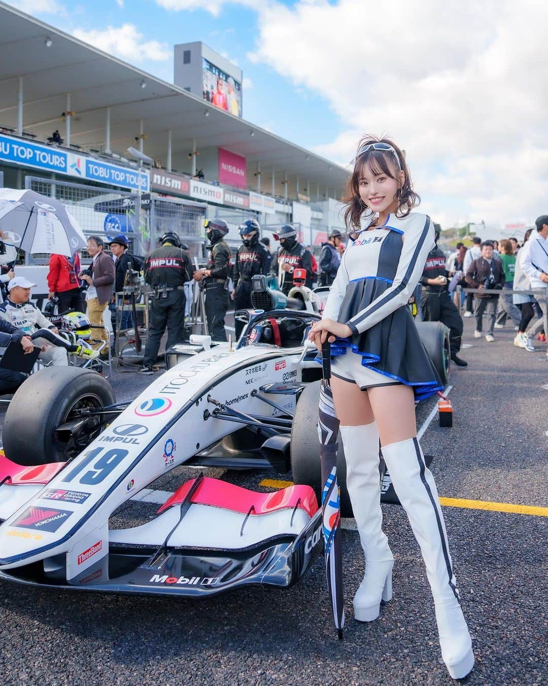 引地裕美のインスタグラム：「スーパーフォーミュラ 第8戦 鈴鹿🦌  赤旗中断により、 19号車 12位 20号車 7位　という結果になりました。  明日はついに最終戦❤️‍🔥 SFコスチュームもラストかぁ…🥹 たくさんお写真撮ってね📷  最後まで19号車、20号車 ITOCHU ENEX TEAM IMPULの応援よろしくお願いします☝🏻🖤  #superformula #sformula #スーパーフォーミュラ #鈴鹿サーキット #suzukacircuit  #mobil1 #mobil1レーシングサポーターズ #teamimpul  #itochuenexteamimpul  #UMine #japanese #japanesegirl #일본 #costume #レースクイーン #rq #モータースポーツ #motorsports」