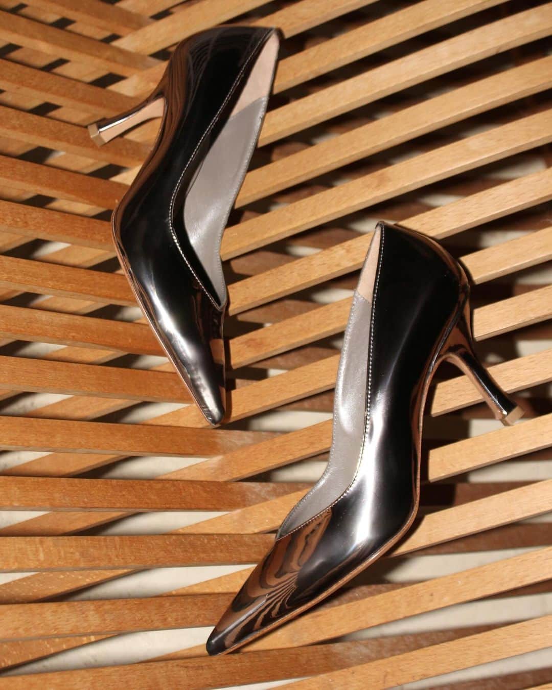 ジャンカルロパオリのインスタグラム：「Standout with your favourite partner. Elevate your space with a touch of glam. Shop now at GiancarloPaoli.com  #GiancarloPaoli #FallWinter23 #Shoes #Woman #Collection」