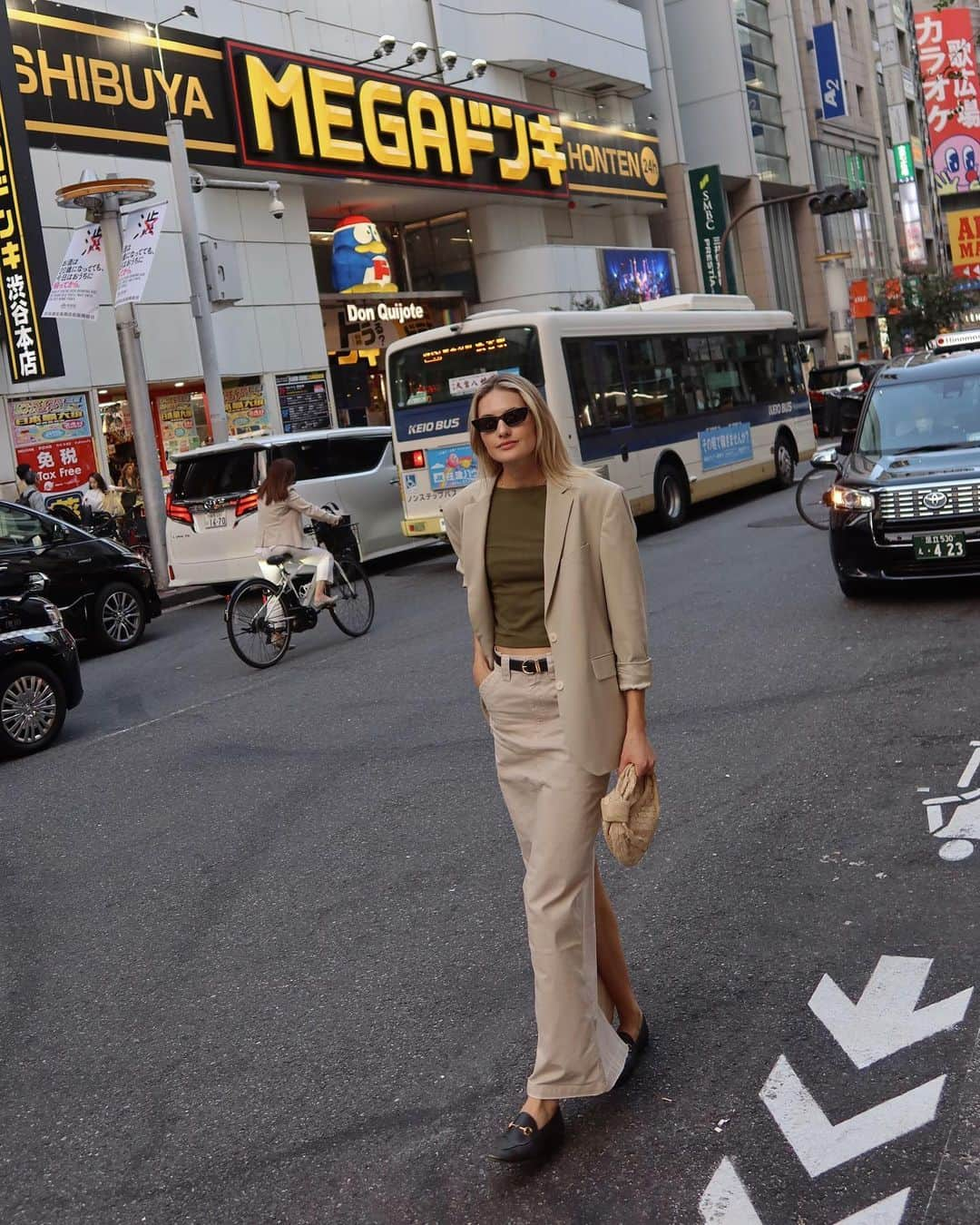 サンヌ・ヴロートさんのインスタグラム写真 - (サンヌ・ヴロートInstagram)「My 3rd time in Tokyo and it’s one of my favorite cities in the world! 🇯🇵   Whenever I visit Japan, I feel it has a way of clearing my mind. Someone else feel this?   Maybe it’s because of the organization, calmness and cleanliness that makes me really able to enjoy the finer details!」10月28日 22時48分 - sannevloet