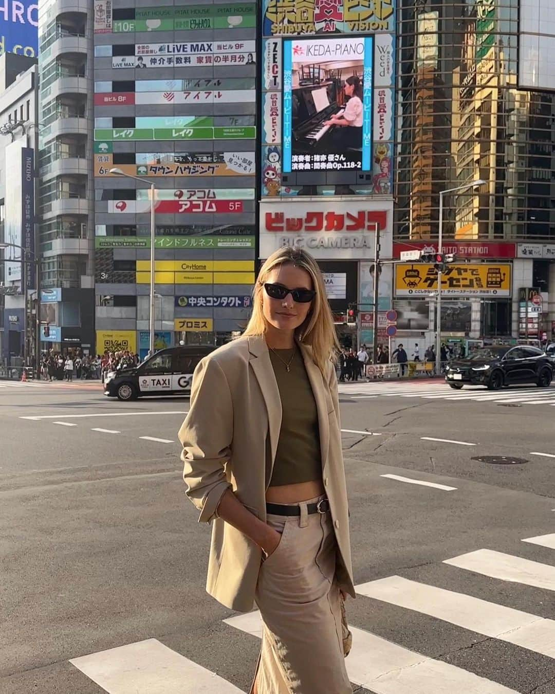 サンヌ・ヴロートさんのインスタグラム写真 - (サンヌ・ヴロートInstagram)「My 3rd time in Tokyo and it’s one of my favorite cities in the world! 🇯🇵   Whenever I visit Japan, I feel it has a way of clearing my mind. Someone else feel this?   Maybe it’s because of the organization, calmness and cleanliness that makes me really able to enjoy the finer details!」10月28日 22時48分 - sannevloet