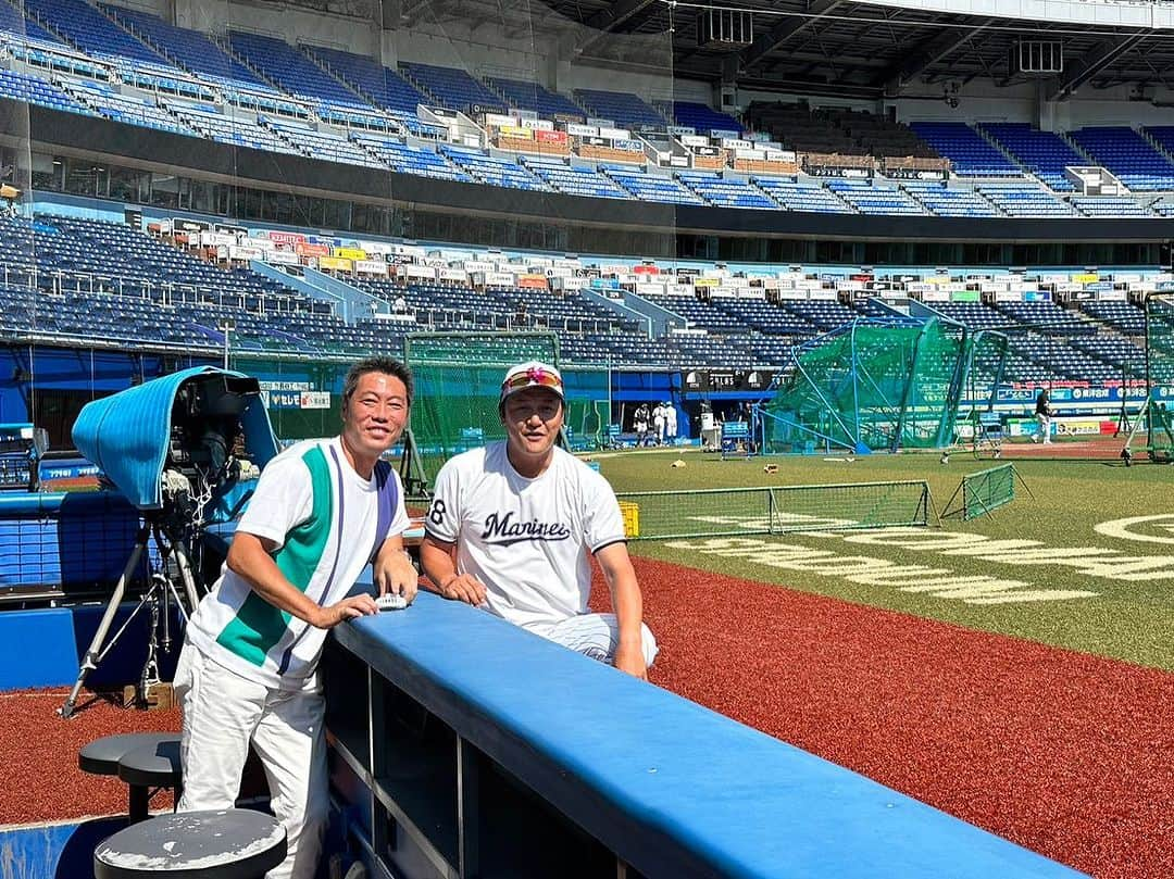 上原浩治さんのインスタグラム写真 - (上原浩治Instagram)「金子誠…戦略コーチ😄  どんな役割なんだろう？🤔  試合を動かしてるのは、まこっちゃんなんかな？　気になる😳  縁の下の力持ちってことかな？？  #金子誠　#千葉ロッテマリーンズ  #コーチ　#NPB  #⚾️ #zozoマリンスタジアム  #同級生  @koji19ueharaのフォローをお願いします  #上原浩治の雑談魂の登録を   http://www.koji-uehara.netにコメントを」10月28日 22時49分 - koji19uehara