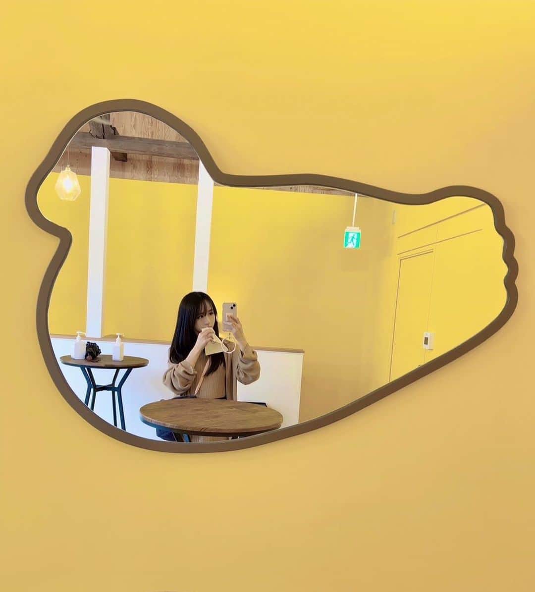 久保亜沙香のインスタグラム：「あんずジャムワッフル🧇  この鏡🪞 部屋にほしいわ🐦  #鎌倉グルメ #鎌倉 #小町通り食べ歩き #豊島屋 #あんずジャムワッフル #はとサブレ」