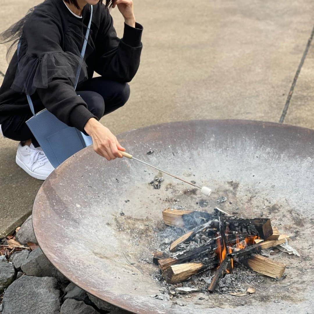 木本泉さんのインスタグラム写真 - (木本泉Instagram)「- 焼きマシュマロ🔥  意外に綺麗に焼くの難しいw  🍕も手作りで窯焼き。  美味しいかった😋  #那須#那須高原#焼きマシュマロ#手作りピザ」10月28日 22時50分 - izumikimoto