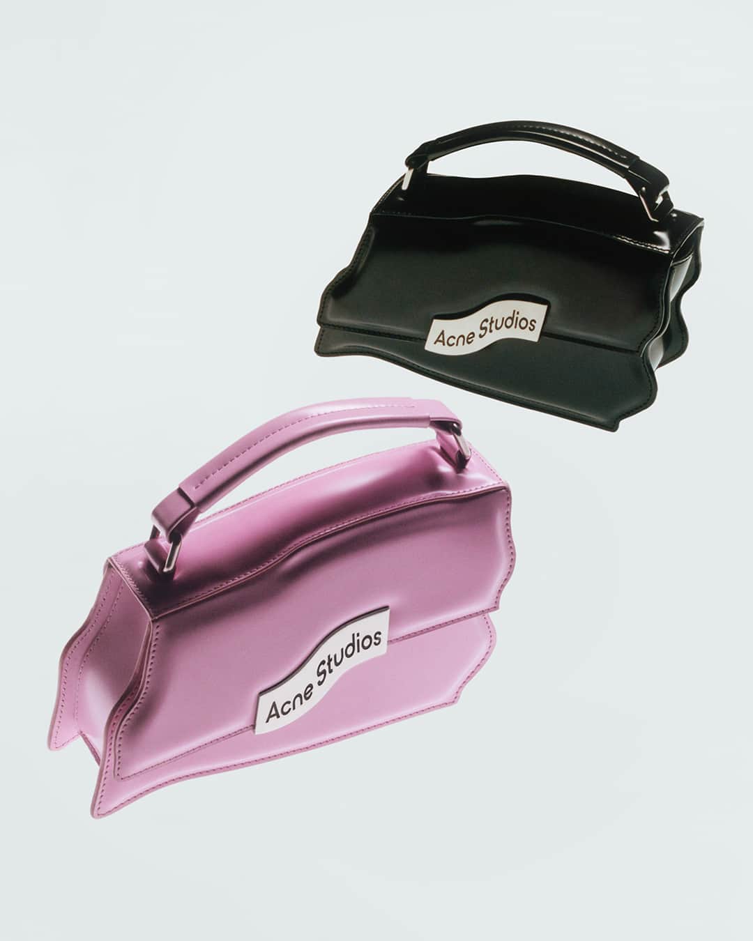 Acne Studiosさんのインスタグラム写真 - (Acne StudiosInstagram)「〰️ Warped 〰️ In collaboration with Tokyo-born art photographer @Keisuke_Otobe our iconic #Distortion bag is reimagined in a wavy, distorted silhouette. Discover the new bag, available now in store and at acnestudios.com ⁣ ⁣ Photographer: @EstelleHanania⁣ Stylist: @Leopolda.Duchemin⁣ Hair: @TomWrightHair⁣ Make-Up: @Masae__Ito⁣ Set Design: #AliceKirkpatrick (@Alicekpk) ⁣ Casting: @JuliaLangeCasting⁣ Nails: @ElsaDurrens」10月28日 23時00分 - acnestudios