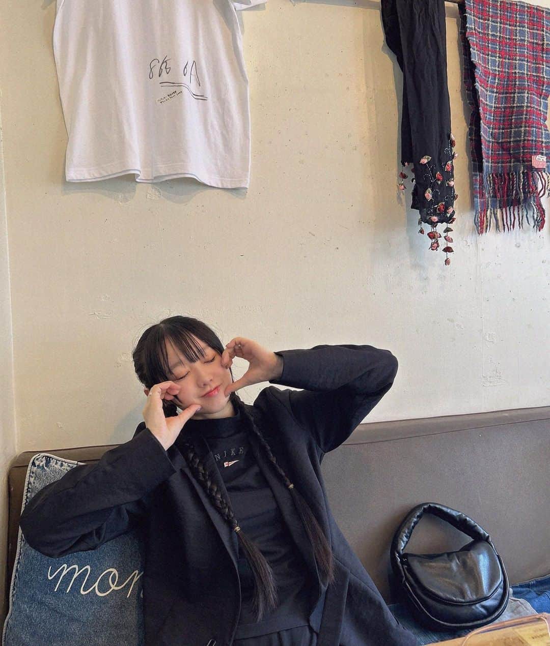荒井麻珠のインスタグラム：「☕️🥚👟🤍」