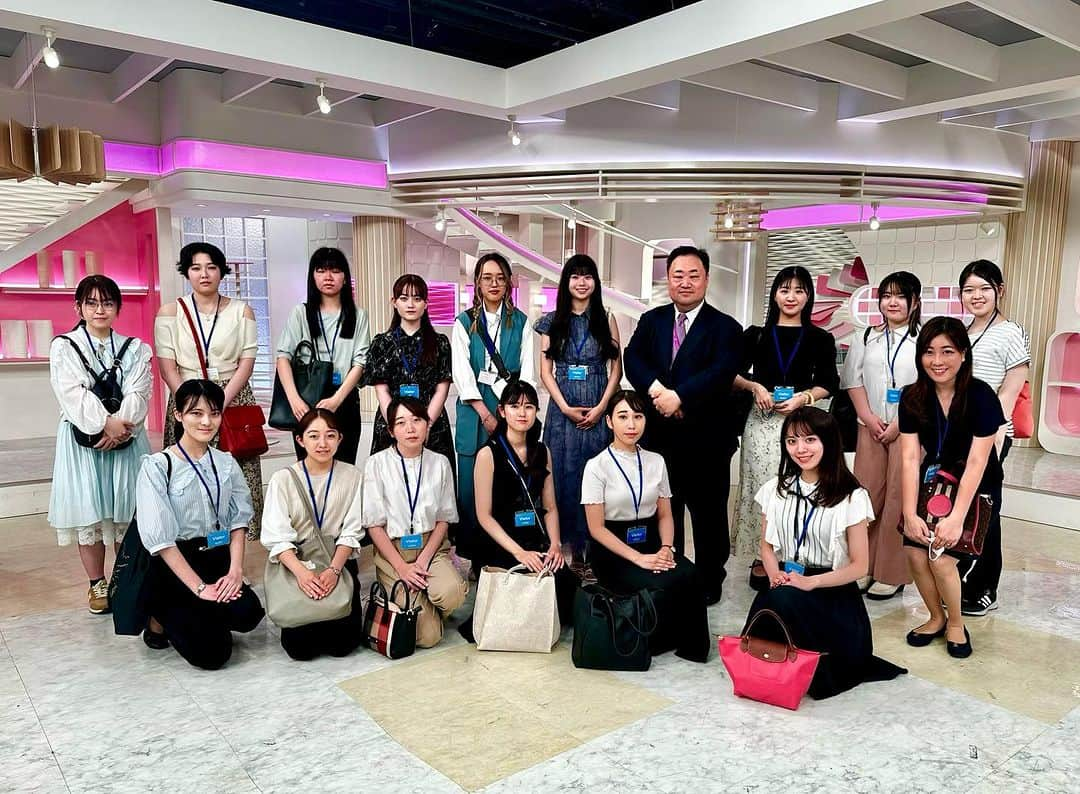 金谷有希子のインスタグラム：「. . . 【日本テレビさんを見学📺✨】 少し前ですが大妻女子大学OMAの授業で日本テレビさんを見学させてもらいました☺️ . 私は講師として同行です！私が学生時代は、キー局さん全てスタジオや局内を見学に行かせていただきました。ですが、まさか自分が逆に同行する立場になるとは…。 . つい最近まで学生だったと思っていたのですが(苦笑)結婚妊娠出産経て、学生さんの同行者となっているとは。月日の流れが恐ろしすぎます🥲 . 自分が志望してるなら、まずは足で稼いで経験を増やしましょう！と学生さん達には伝えているので、実際のの職場が見られて良かったです❣️ . 局内では、報道フロア、スタジオ、日本で一番儲かっているコンビニ⁇の他、社食や会議室までみせていただきました⭐️ . 私は日テレさんとの打ち合わせで、つい最近もスタジオや食堂など伺ったばかりだったのですが、学生さん達と回ると、また違う発見があったりして楽しかったです💡 . 一通り見せていただいた後は『news every.』知りたいッ！などでお馴染み、エブリイを長く担当されていた経済部担当部次長の大野伸さんに講義をして頂きました。 . 大野さんは少年犯罪を深く担当されており、その話の衝撃にただただ学生達は驚いていました。幾度か涙ぐみながら話してくださり、大野さんの取材への熱意が痛いほど伝わりました。 . ちなみに実は大野さんは、仕事関係ではなく私が大学院にいたときに共に学んだ仲間。早稲田の政治経済学術院の専門職大学院では、社会人の方も多く、大野さんも日本テレビから社会人枠で学びに来られていたのです✏️ . ただの大学院生だった私でしたが、大野さんや、有名な女優さん、防衛省のお偉いさんと一緒に机を並べて、総理大臣経験者など著名人や知事や第一線の先生達から学ぶという、日本でもとても珍しい専門職大学院で…楽しかったです。 . 飲むのが好きな人が多くて、たまに困ることもありましたが😆この経験やネットワークは私の財産ですね✨ . 帰りは、裏口でカードを返して終了です。日本テレビさん、ありがとうございました！ . ※大野さんの著書「情報洪水時代の歩き方」も是非ご覧くださいませ(^^)📚♪ . . #日本テレビ　#見学　#大妻女子大学　#OMA #講師　#アナウンサー」