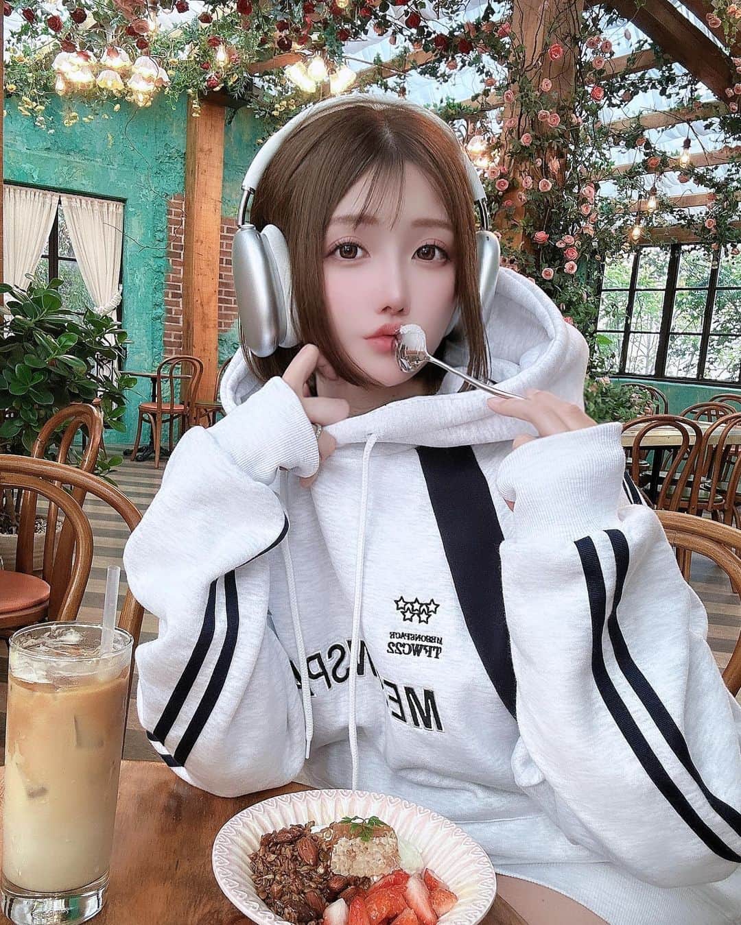 明日花リナのインスタグラム：「ヨーグルトにハチミツと苺とナッツがのってて美味しかった🐝🍓💛❤️ このハチミツ🍯のやつ食べてみたかったから嬉しかった♡ まわりサクサクしてて中がトロトロだった♡ 日本でもこのヨーグルト食べれたらいいのにな #韓国#韓国ヨーグルト#韓国カフェ#はちみつ#mammamia」