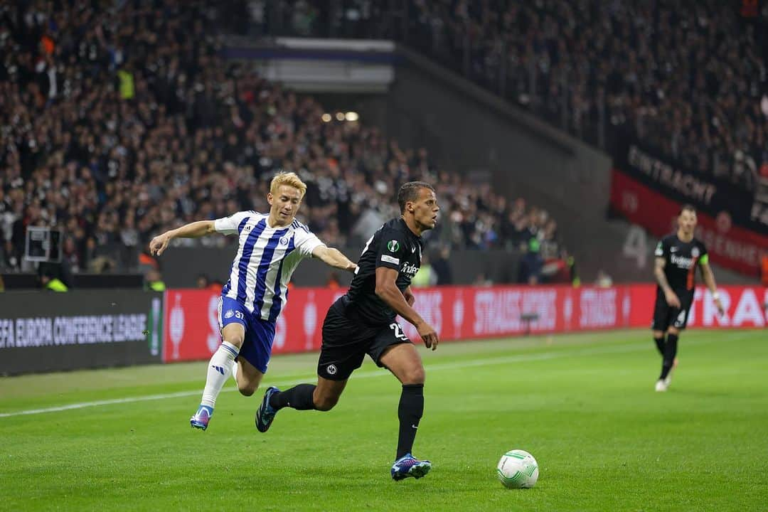 田中亜土夢さんのインスタグラム写真 - (田中亜土夢Instagram)「vs Eintracht Frankfurt🇩🇪 📸 @lonnqvistmira  @hjkhelsinki 🔵⚪️ #onvainyksiklubi#hjkhelsinki#uefaconferenceleague」10月28日 23時00分 - atom_tanaka_official