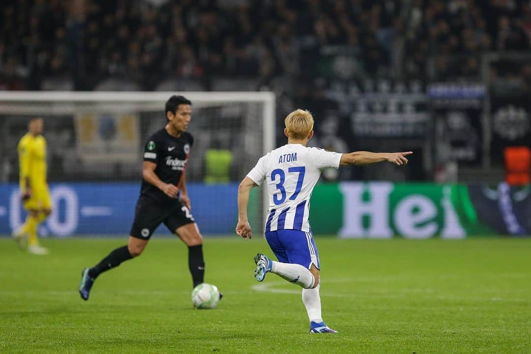 田中亜土夢さんのインスタグラム写真 - (田中亜土夢Instagram)「vs Eintracht Frankfurt🇩🇪 📸 @lonnqvistmira  @hjkhelsinki 🔵⚪️ #onvainyksiklubi#hjkhelsinki#uefaconferenceleague」10月28日 23時00分 - atom_tanaka_official