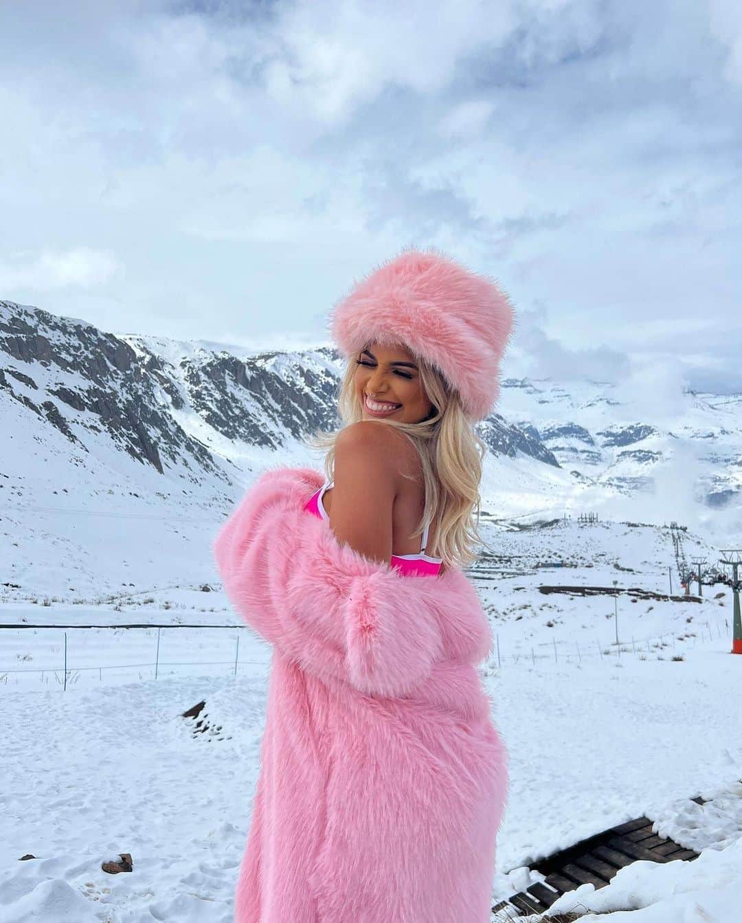 SHEINのインスタグラム：「Snow angel tip from @eukerensalles: you'll never get cold when you look this 🔥🔥🔥  🔎 10051982 11758090 11745671  #SHEIN #SHEINforAll #SHEINstyle #fashion #chic」