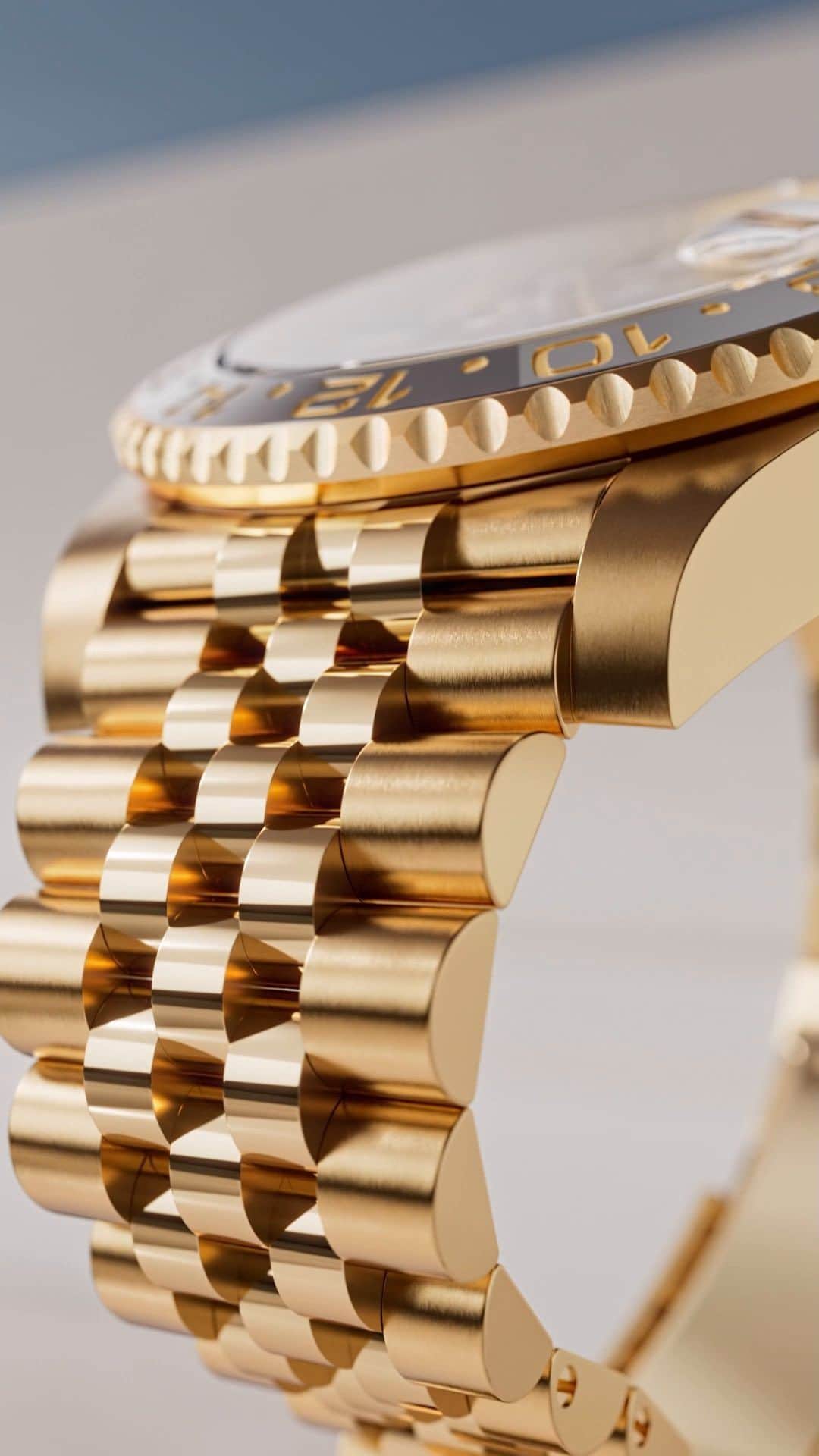 rolexのインスタグラム：「Dancing links. The emblematic Jubilee bracelet comprises rows of five links – three narrower links in the centre and two broader links at the edges. It gracefully flows over the contour of the wrist, as though it is not even there. #Rolex #GMTMasterII #Perpetual」