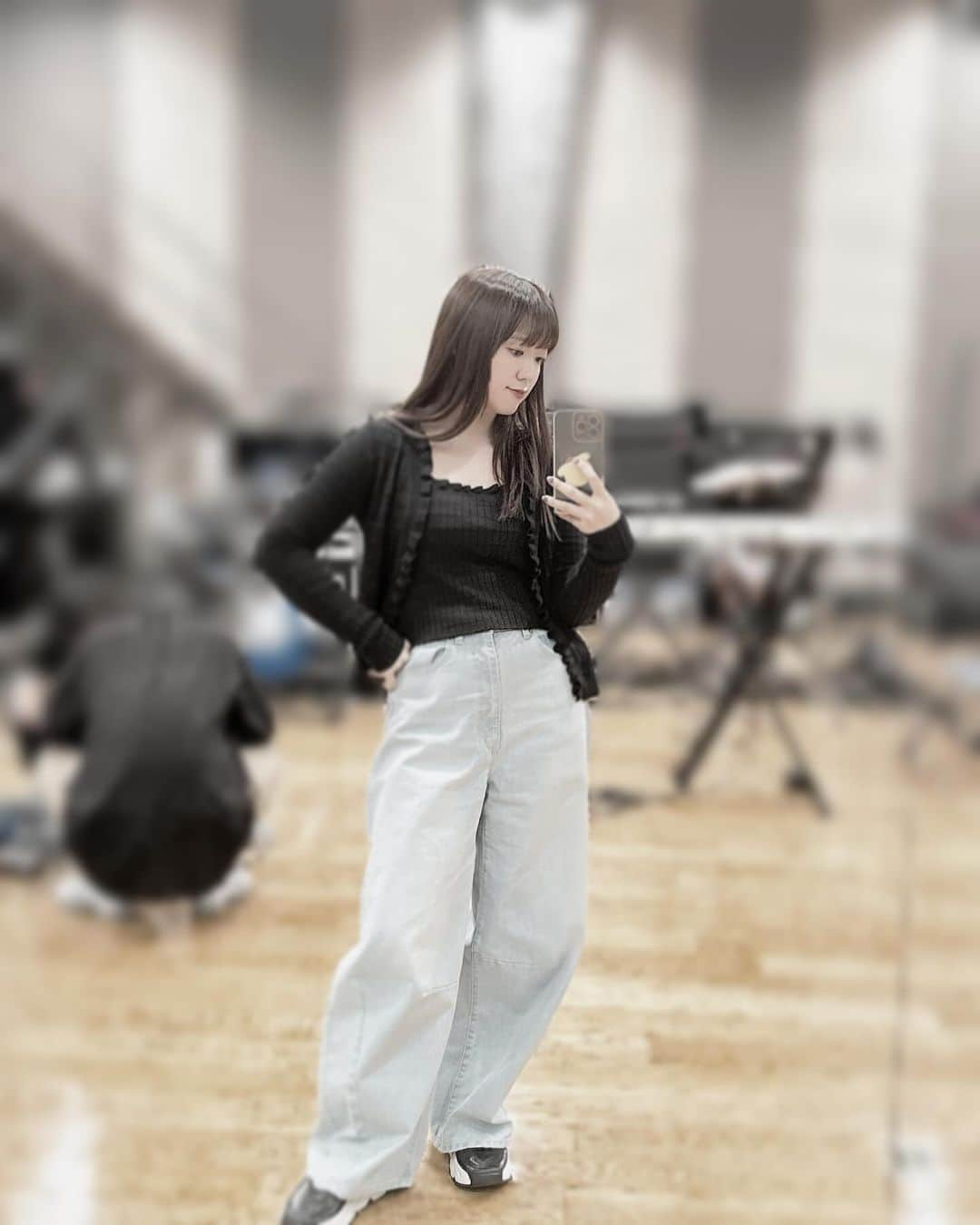 伊藤彩沙さんのインスタグラム写真 - (伊藤彩沙Instagram)「たまには私服！ キャミとカーディガンの組み合わせが楽で可愛くて、この秋色々着ています🥳 こちらはZOZOで買いました✌️ このデニムもお気に入り！ ここの服屋さん @la_boutique_bonbon_official 最近知ったんだけどめちゃタイプです🥳 そんなポピパのゲネ終わりでアドレナリン出てる私⬆️ 過去一演奏も動きもあっちゃこっちゃしてる気がするのでしっかり頭に入れ込みます！✊がんばるぞ〜✊🌟」10月28日 23時01分 - ayasacream