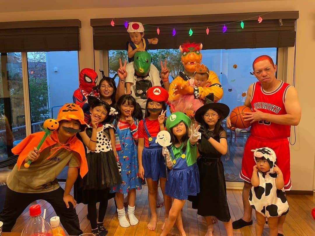 鈴木桂治のインスタグラム：「今年も安定のhappy Halloween 🎃  スーパーマリオブラザーズ！ スラムダンク 牛 半魚人？ 思い思いの仮装を👌 キノピオ、ウルトラマン、クッパ👌 #happy Halloween. 俺はクッパ😎」