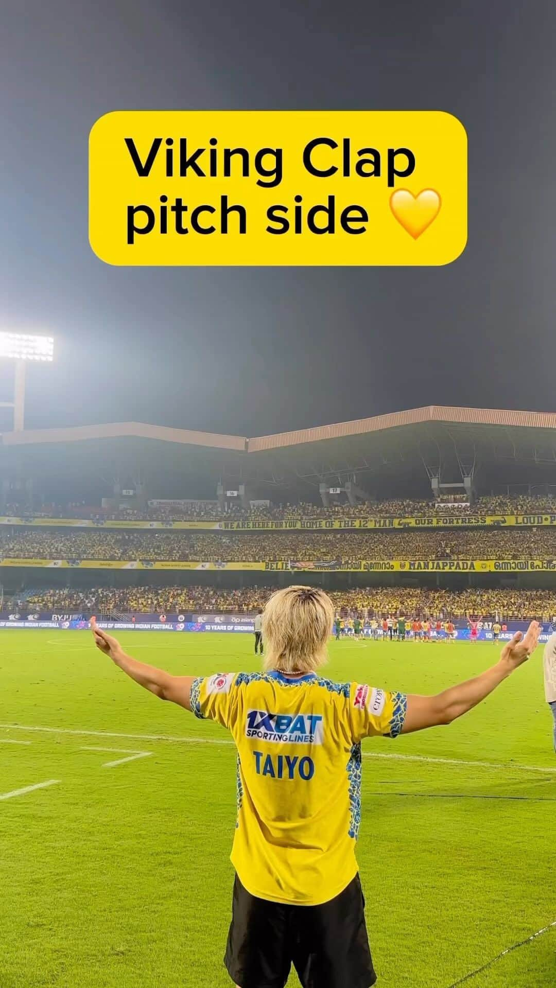 木村太陽のインスタグラム：「Viking clap on pitch side 💛🩵  #keralablasters #kbfc #kbfcmanjappada」