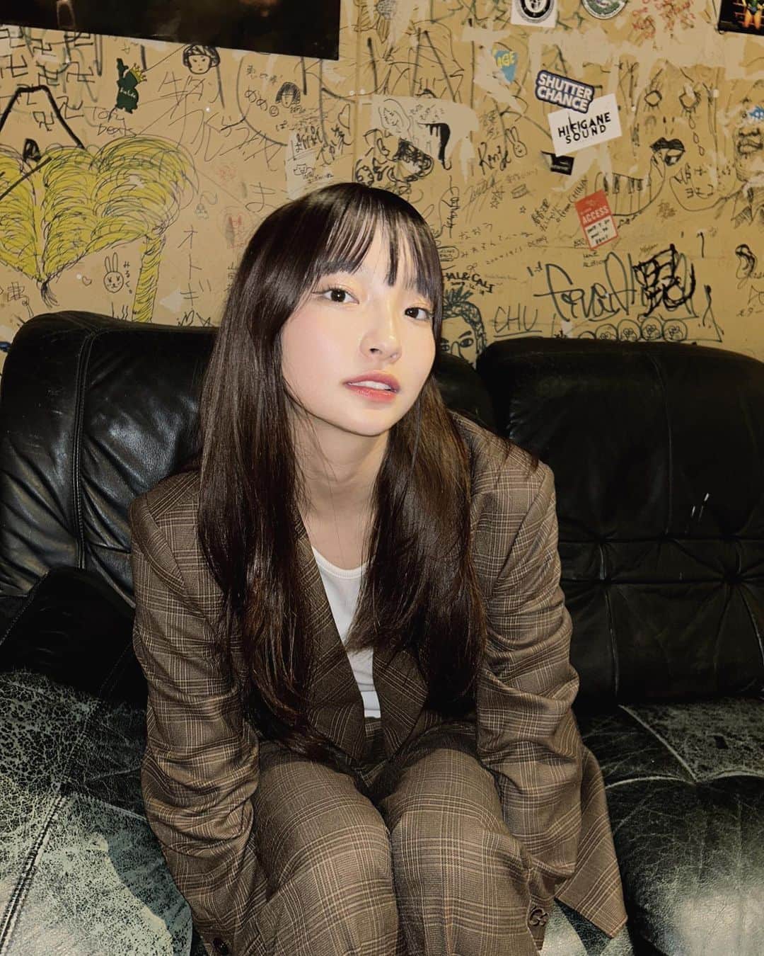 のインスタグラム：「もうすぐ秋も終わってしまいそうなので秋っぽい服きた🍁」