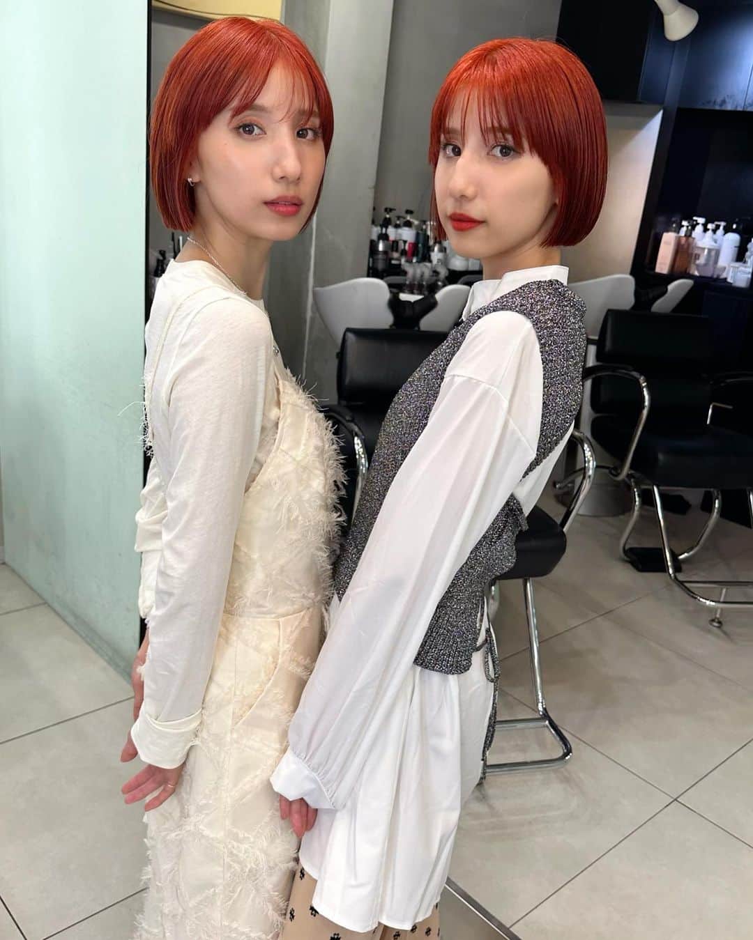 MORIYOSHIのインスタグラム：「MORIYOSHIの予約はお早めに🙏 ネット予約、DMからのご予約どうぞ🙇‍♂️  @emataniokuちゃん  @eritanitani ちゃんをカットしてまたまたオレンジヘアに🎨✂️  こちらのオススメのメニューはカットブリーチカラートリートメントになります！  ブリーチの回数、予約するときのメニュー、料金、色落ちなどわからないことはご気軽にDMにてご相談下さい📩  艶ハイトーンを体験したい方や 色落ちの綺麗なカラーはMORIYOSHIにお任せてください！」